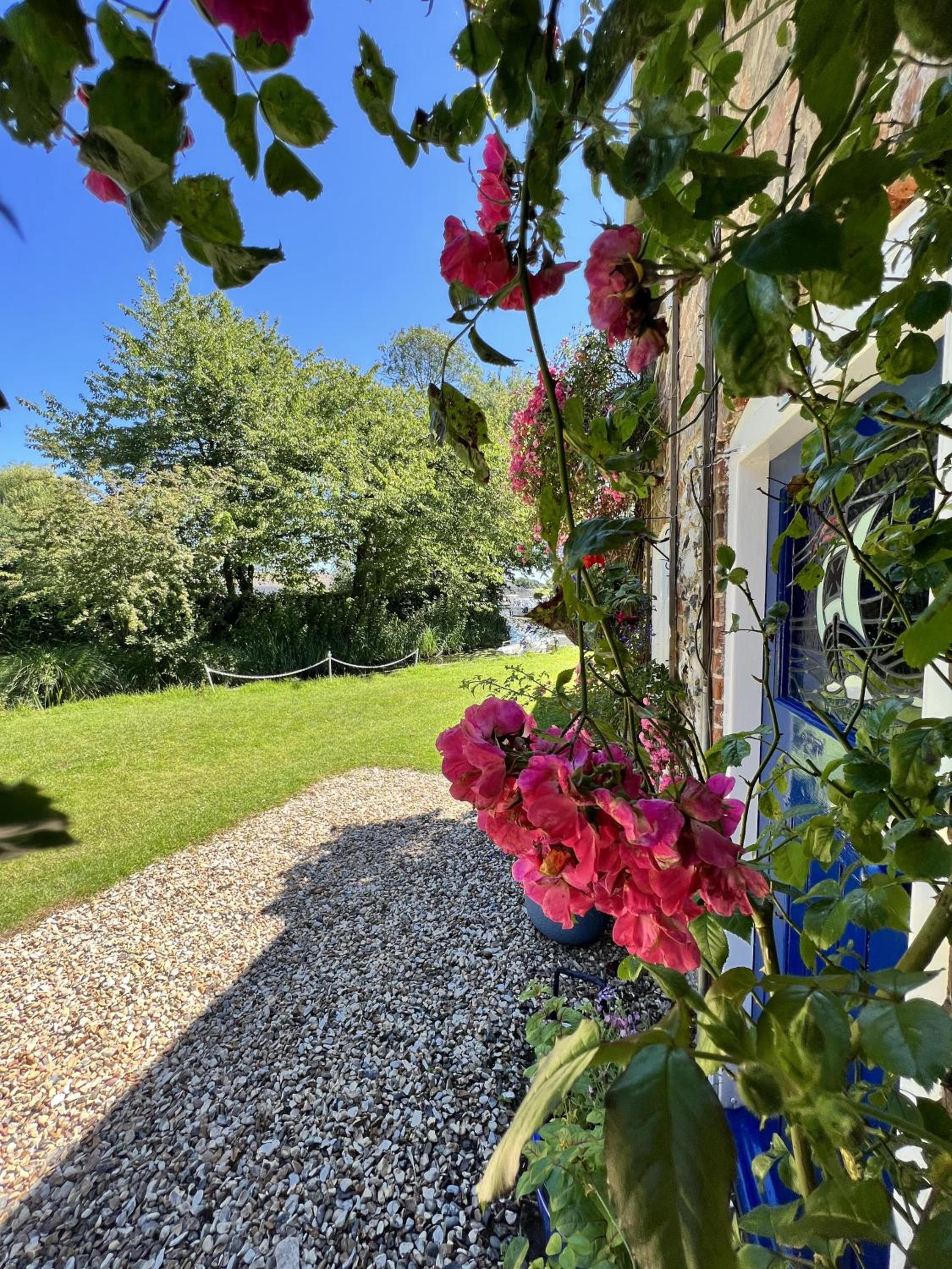 Adorable two bed Norfolk broads holiday home - river views with moorings & fishing view 3