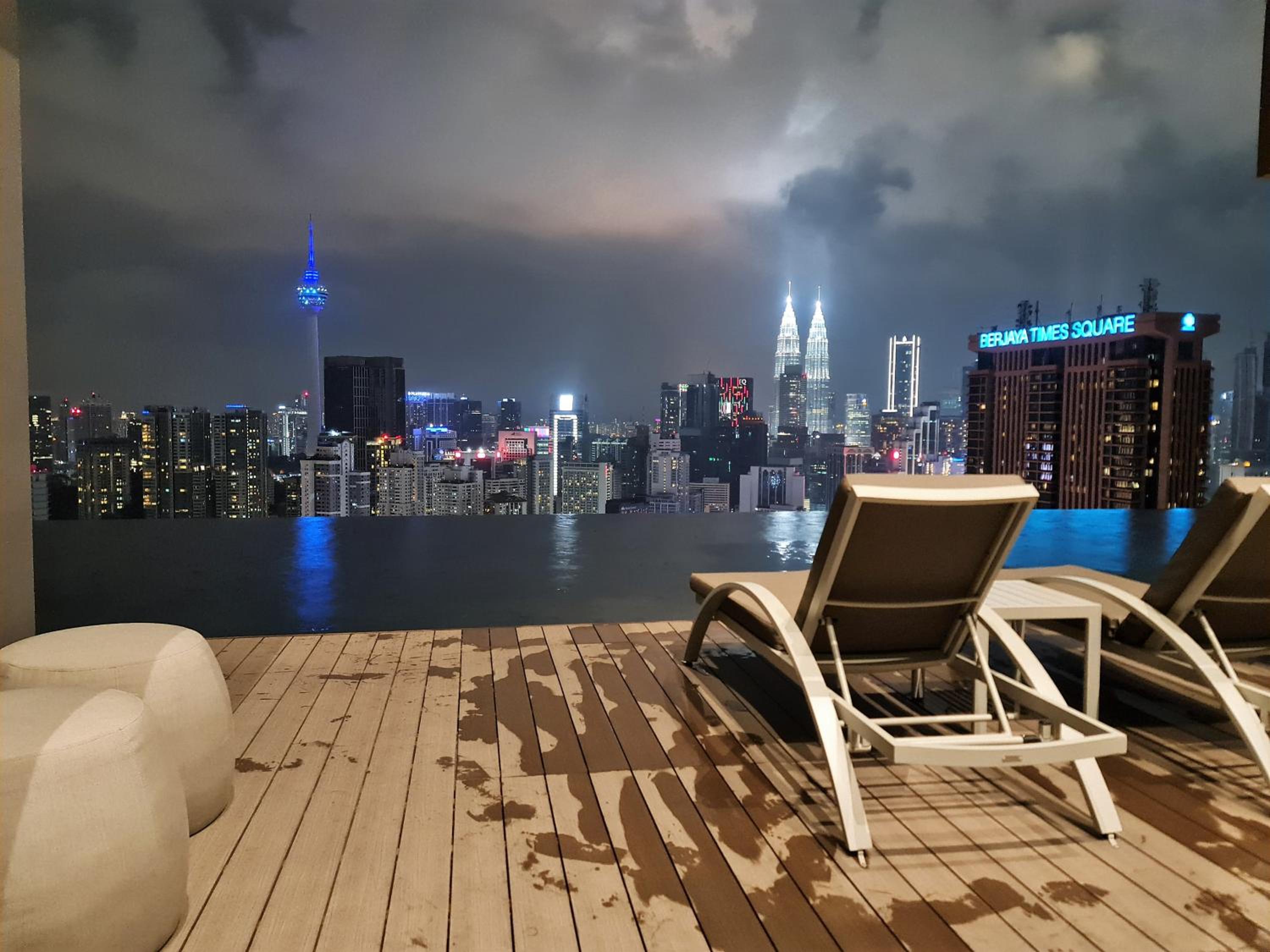 Lucentia Residence World Class Facilities Apartment Infinity Pool Stunning View