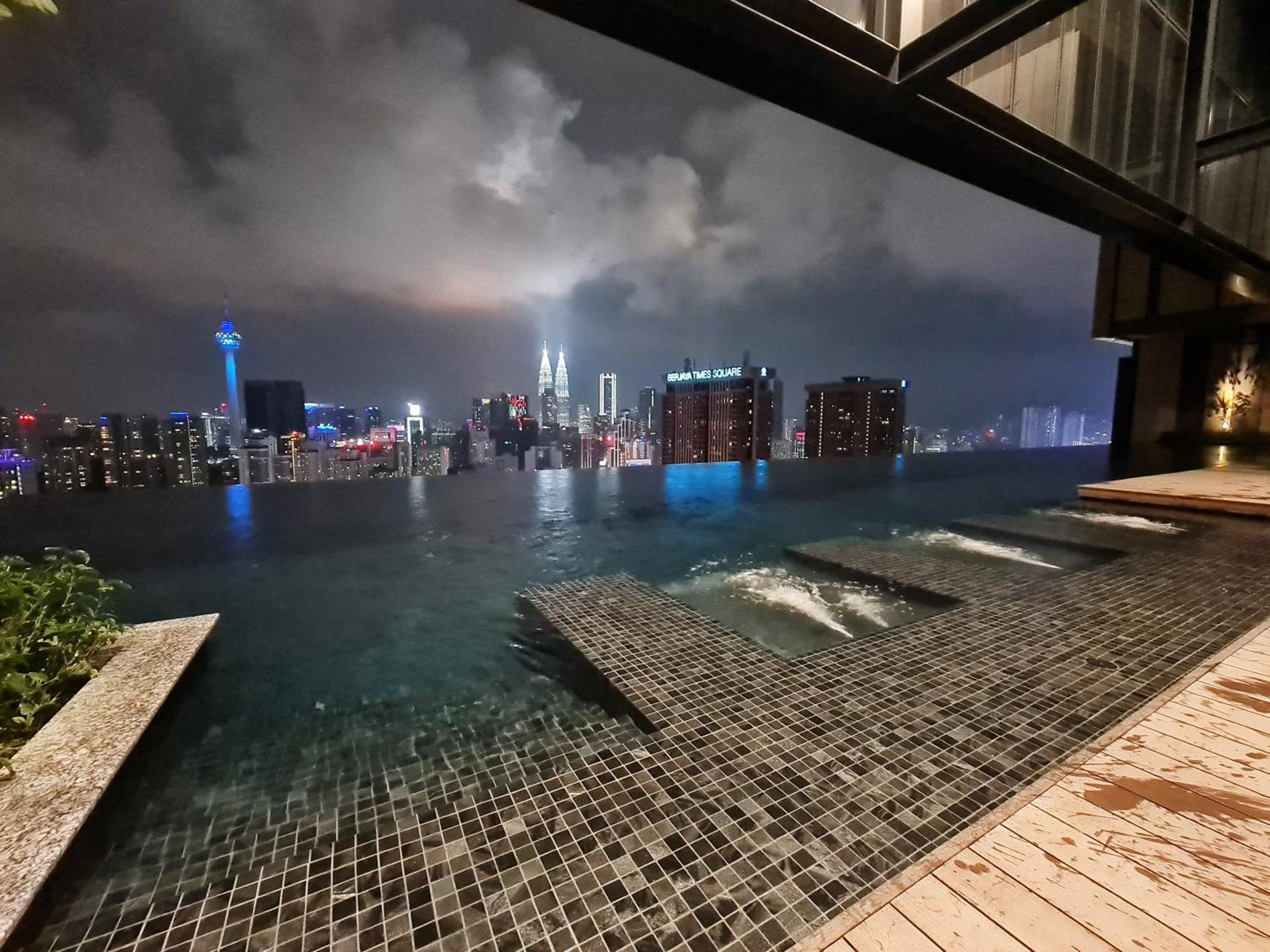 Lucentia Residence World Class Facilities Apartment Infinity Pool Stunning View
