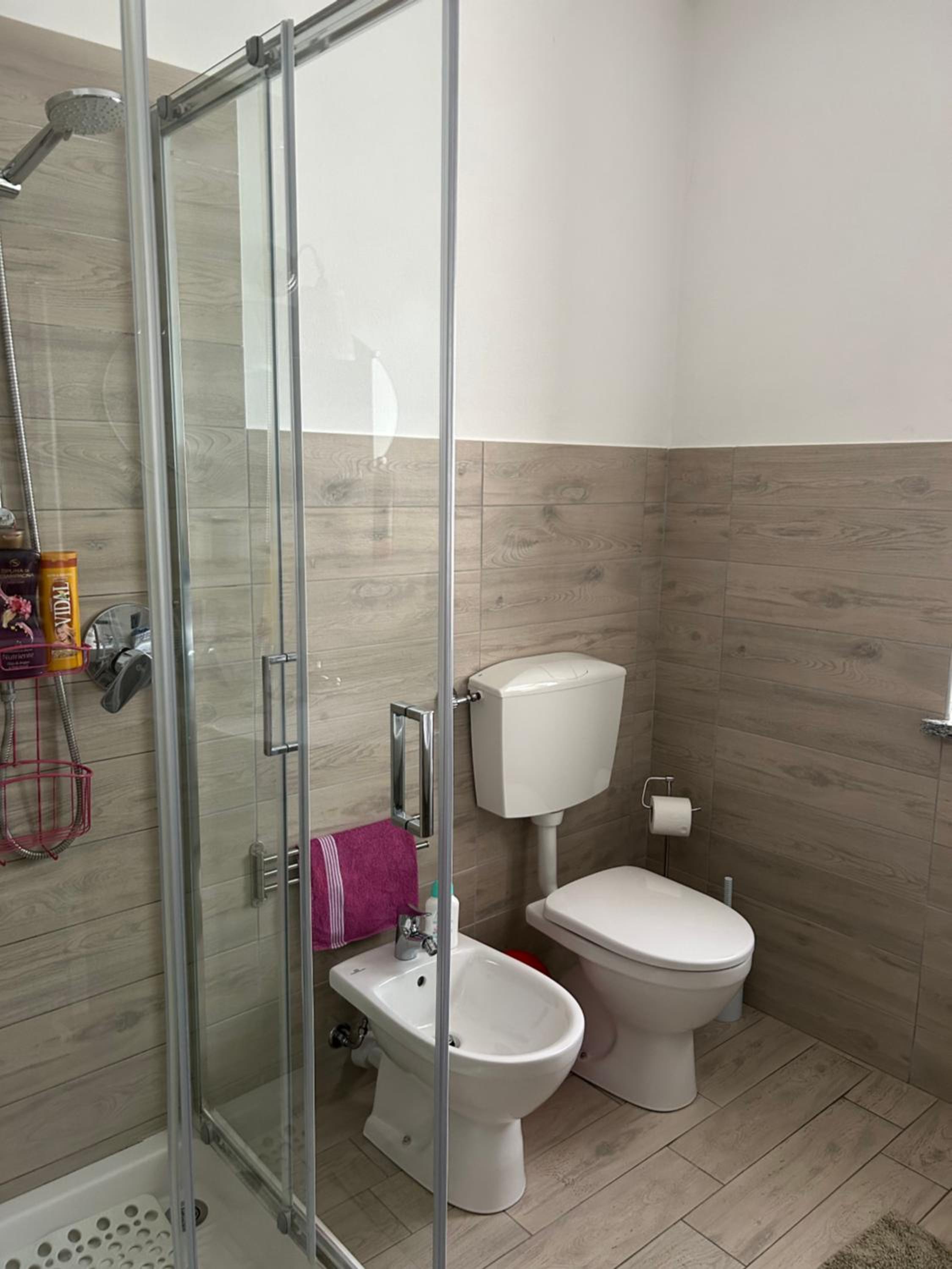 Takápradalù en Cisterna dʼAsti — bathroom