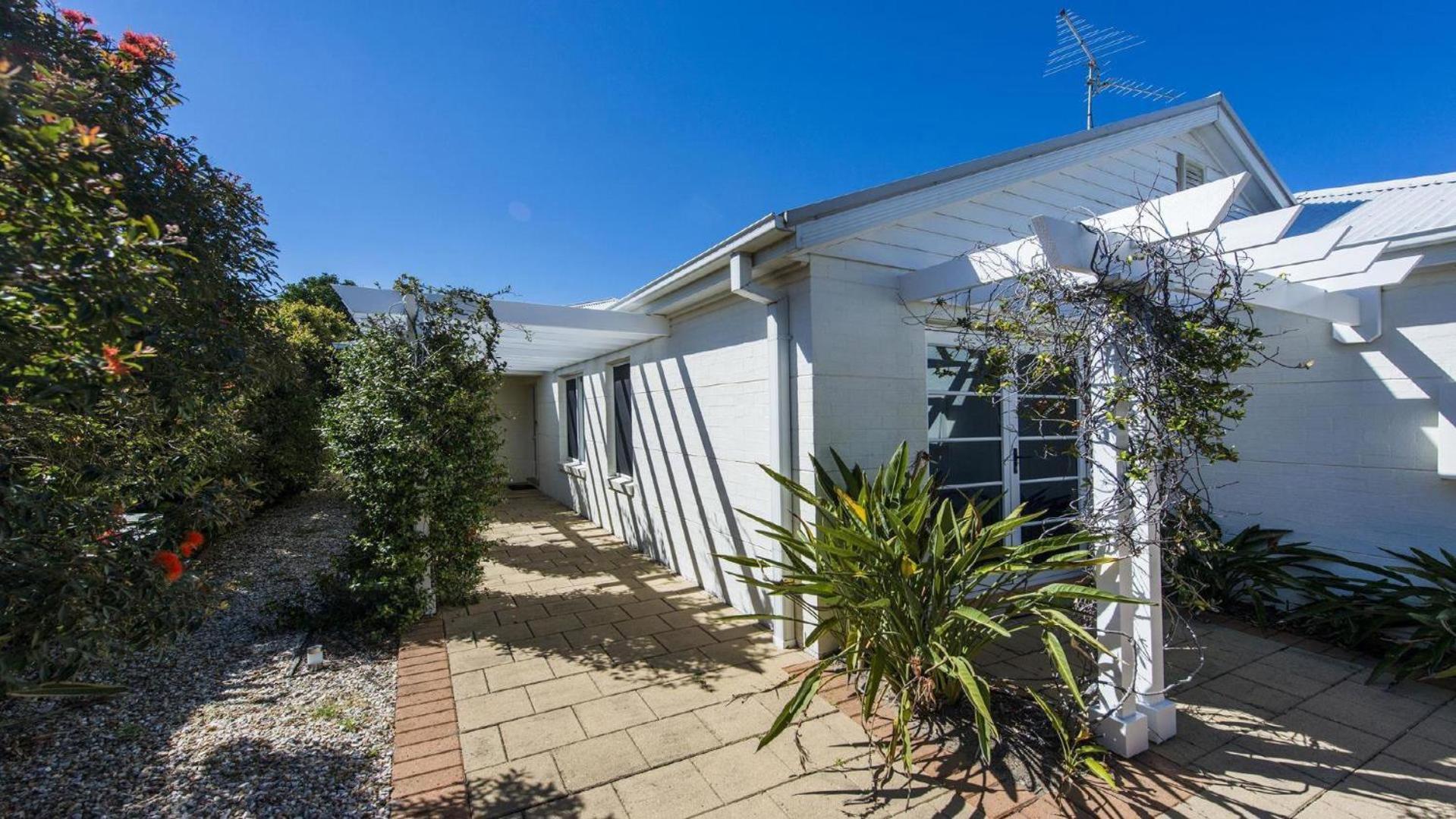 Hotel Aqua Links 70 The Drive Yamba - Image 1