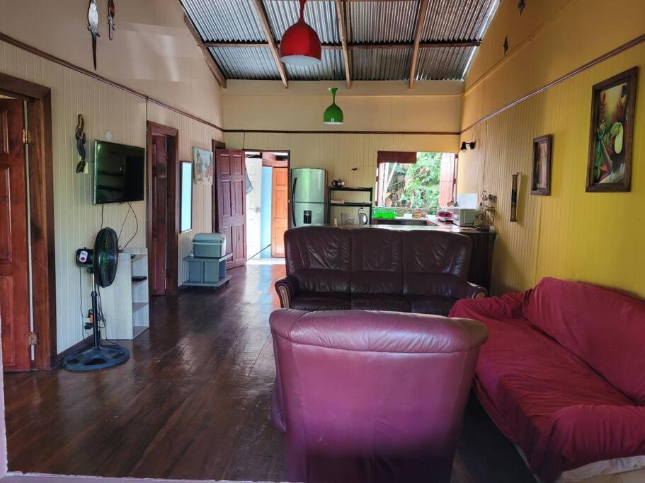 CASA VERO CAHUITA, A 100 M. DEL PARQUE NACIONAL