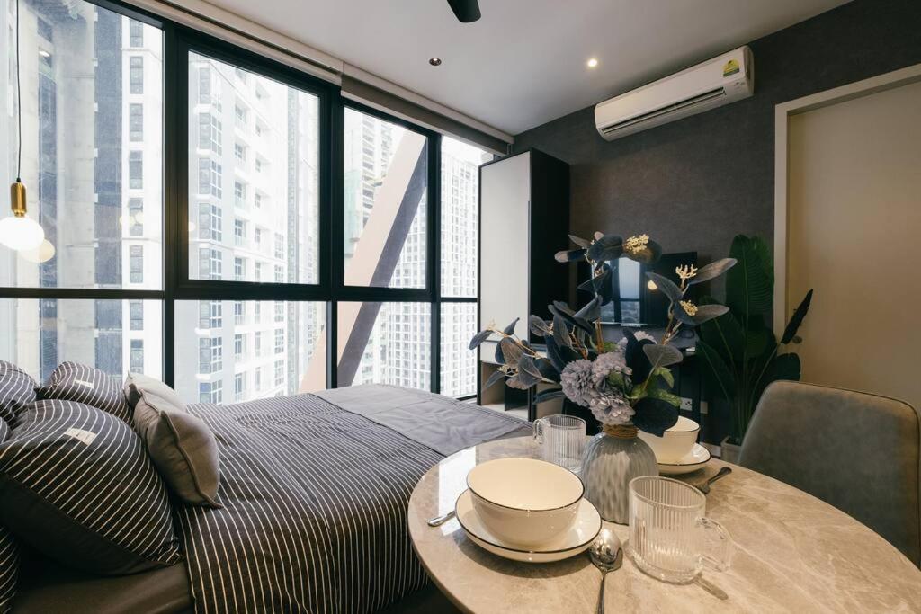 Scarletz KLCC Luxury Romantic Couple Getaway 2pax