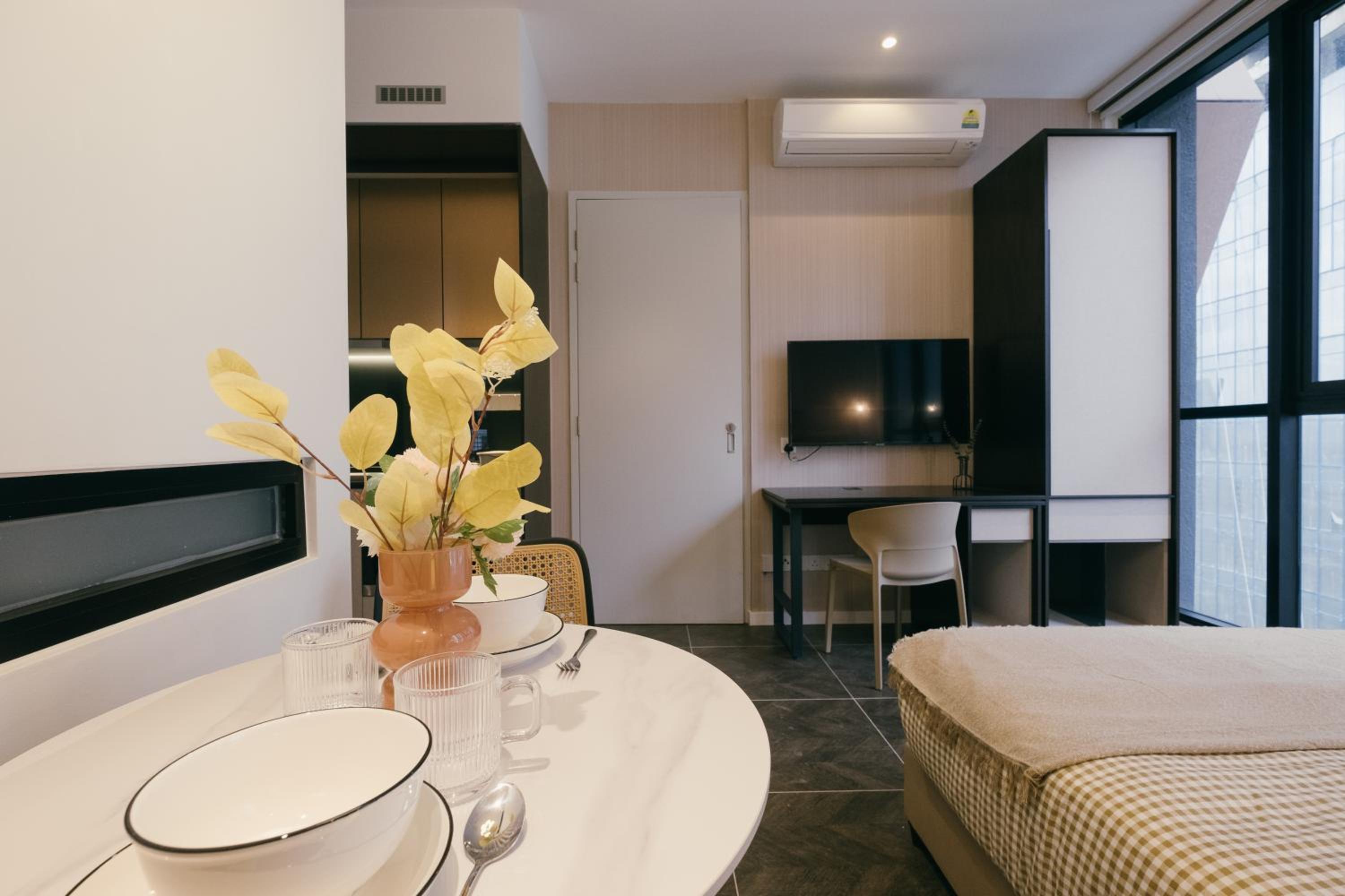 Scarletz KLCC Luxury Romantic Couple Getaway 2pax