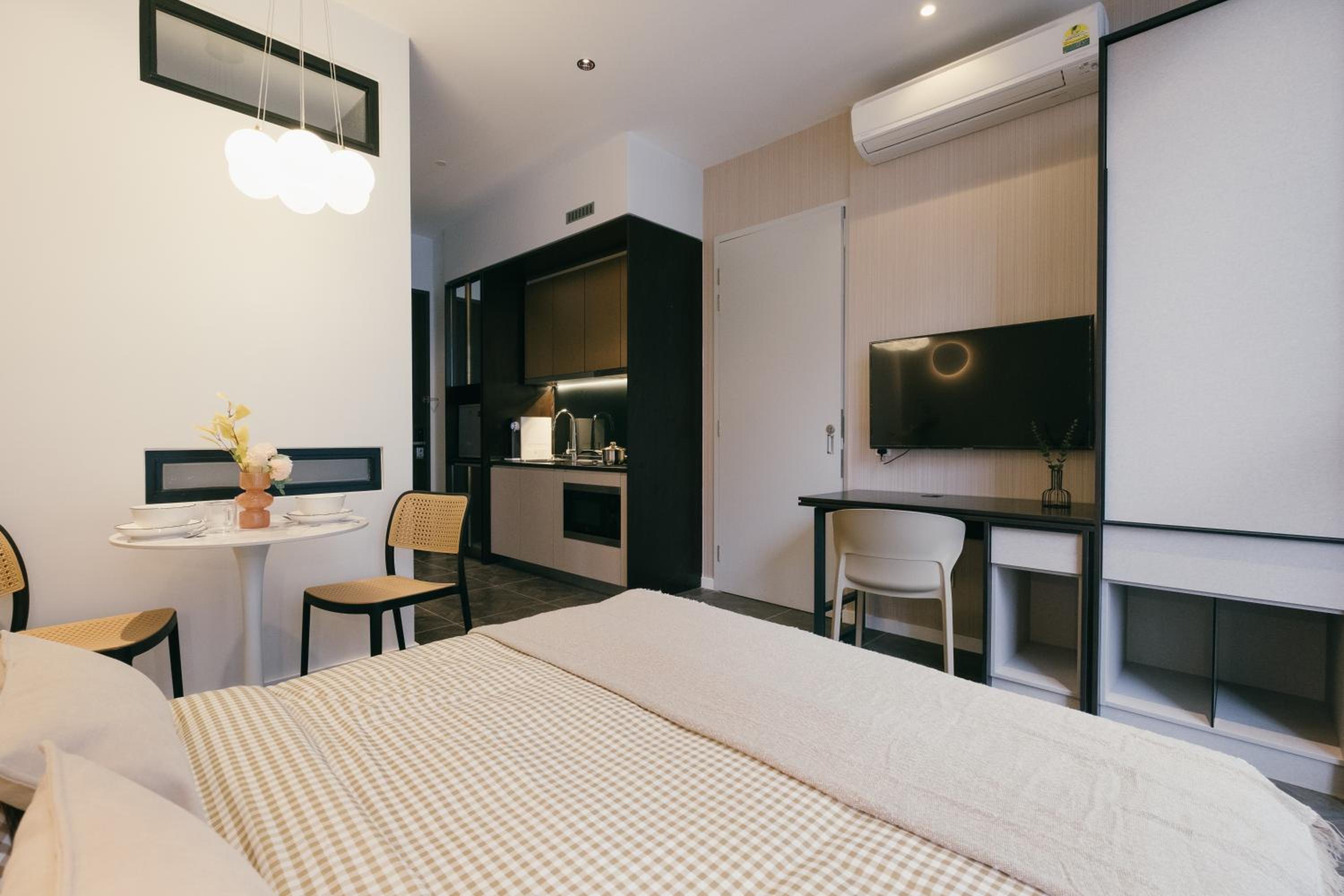 Scarletz KLCC Luxury Romantic Couple Getaway 2pax