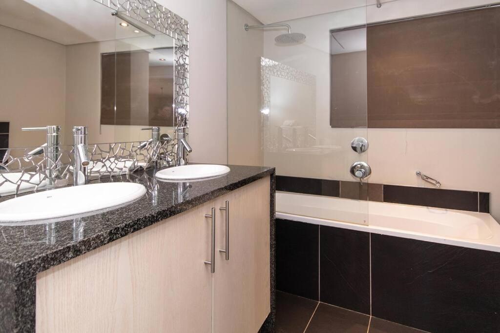 Stunning 2 Bedroomed Loft-style penthouse (712) view 3
