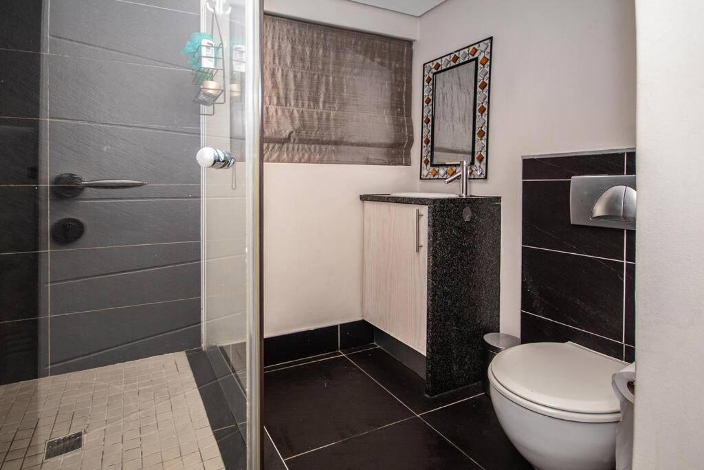 Stunning 2 Bedroomed Loft-style penthouse (712) view 4