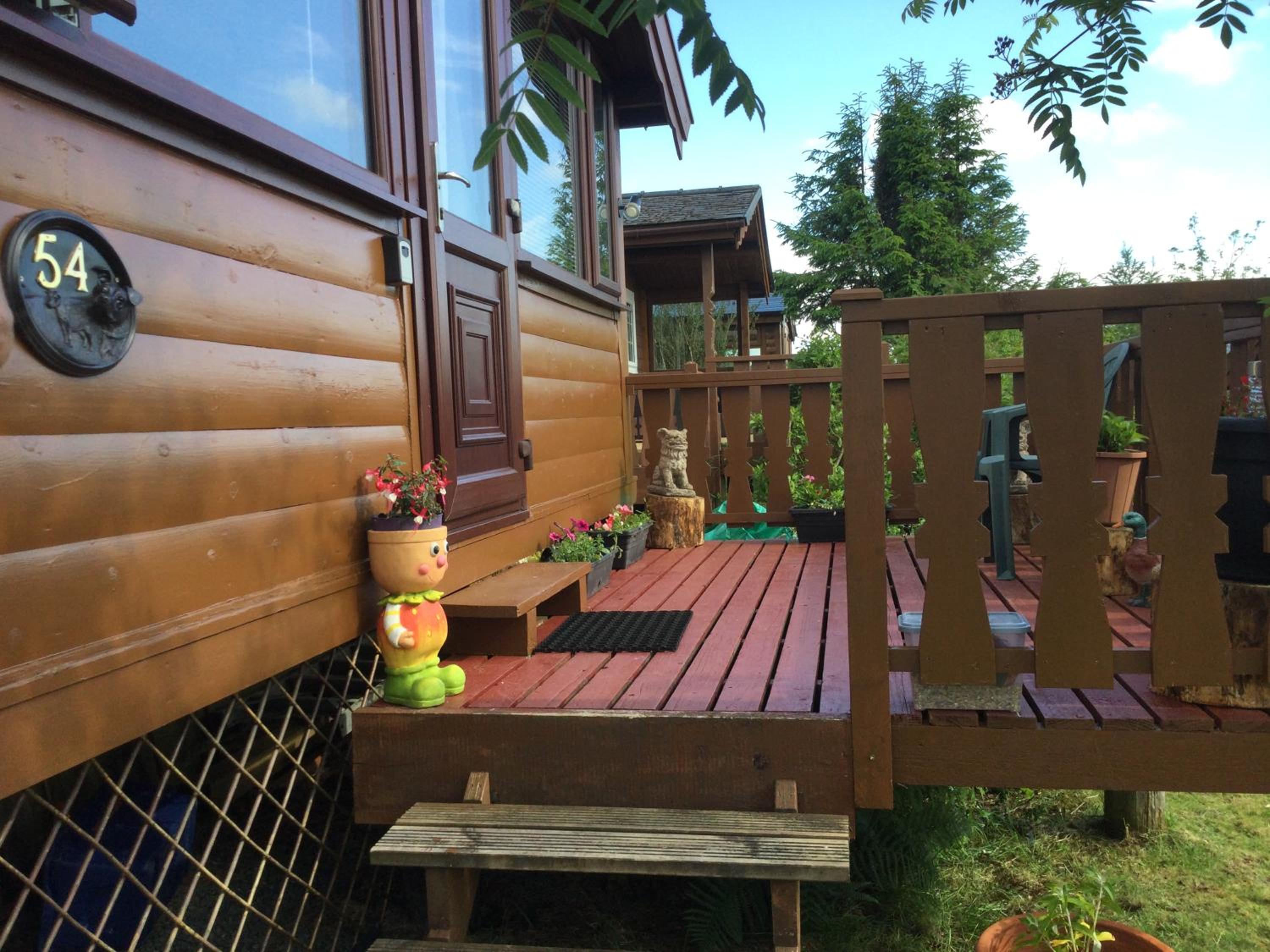 Log cabin - free parking garden & pet friendly view 5