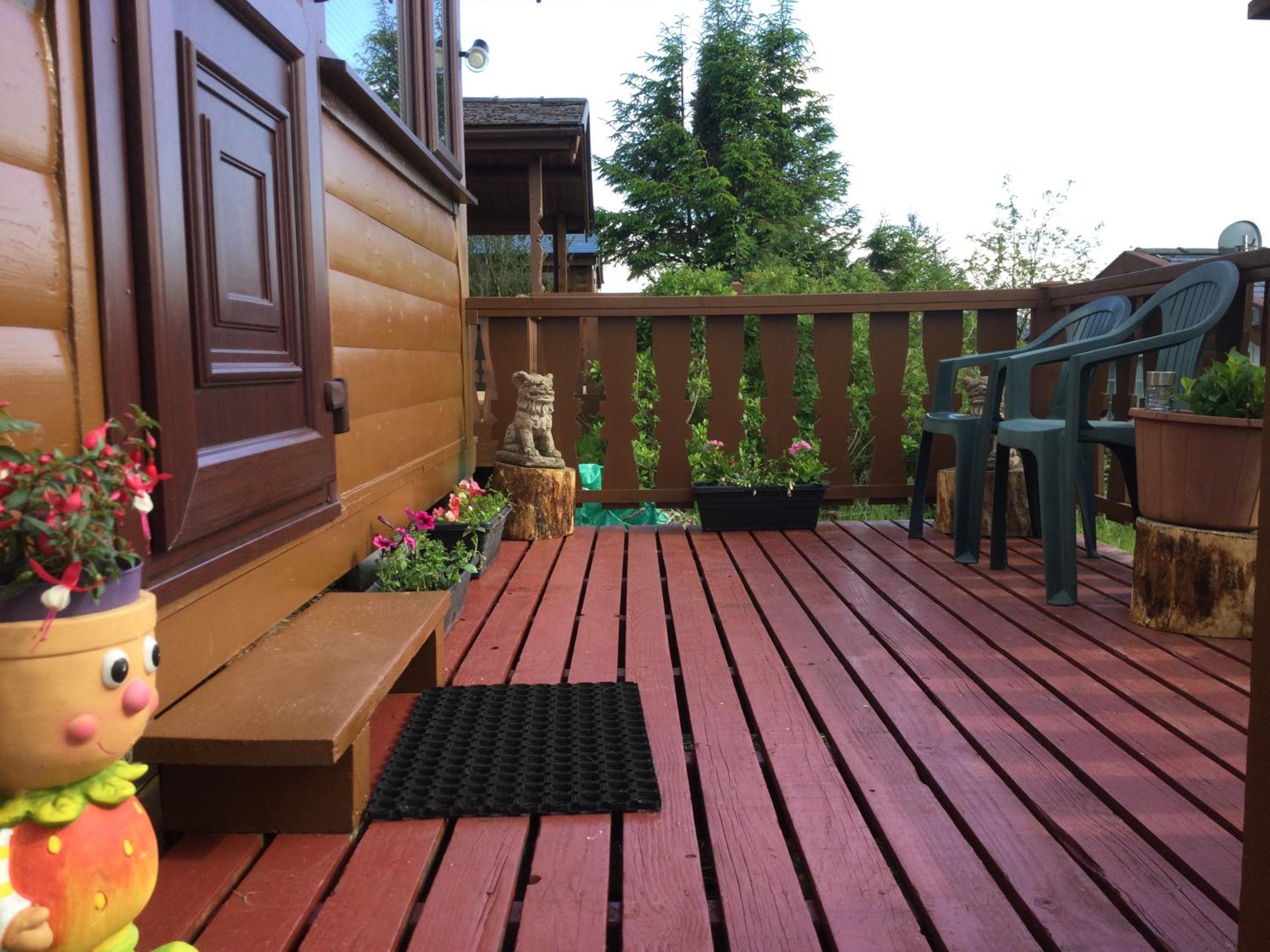 Log cabin - free parking garden & pet friendly view 3