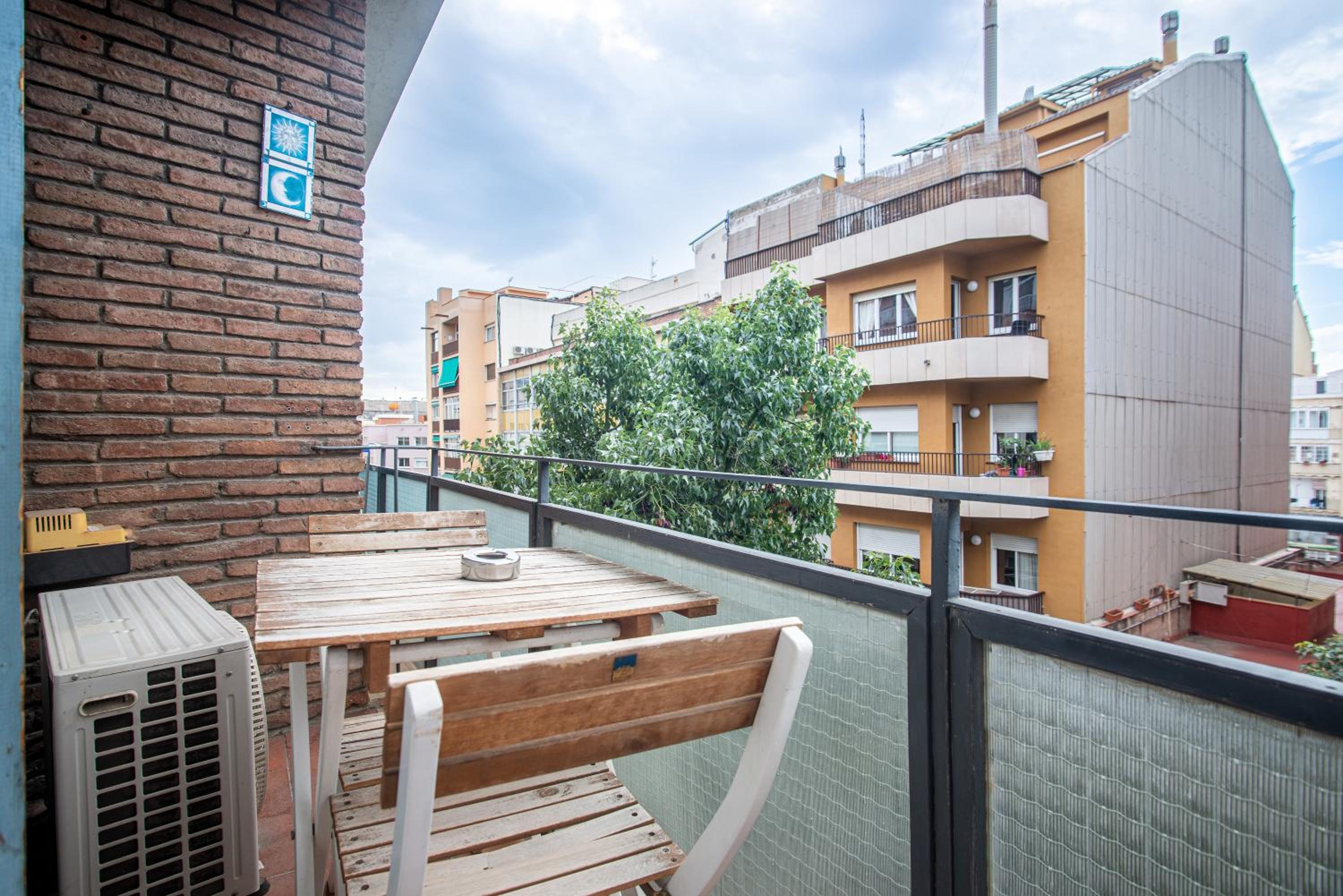 The White Flats Les Corts
