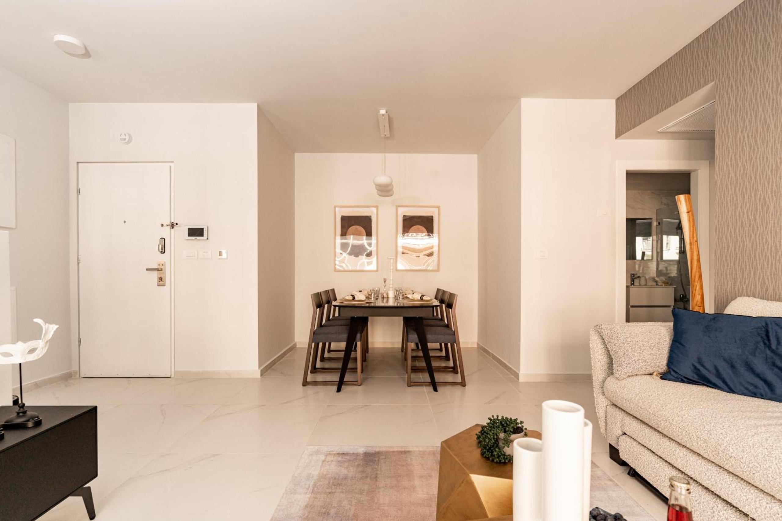Central and Luxury New 2BR&2Bth - Private Parking view 2