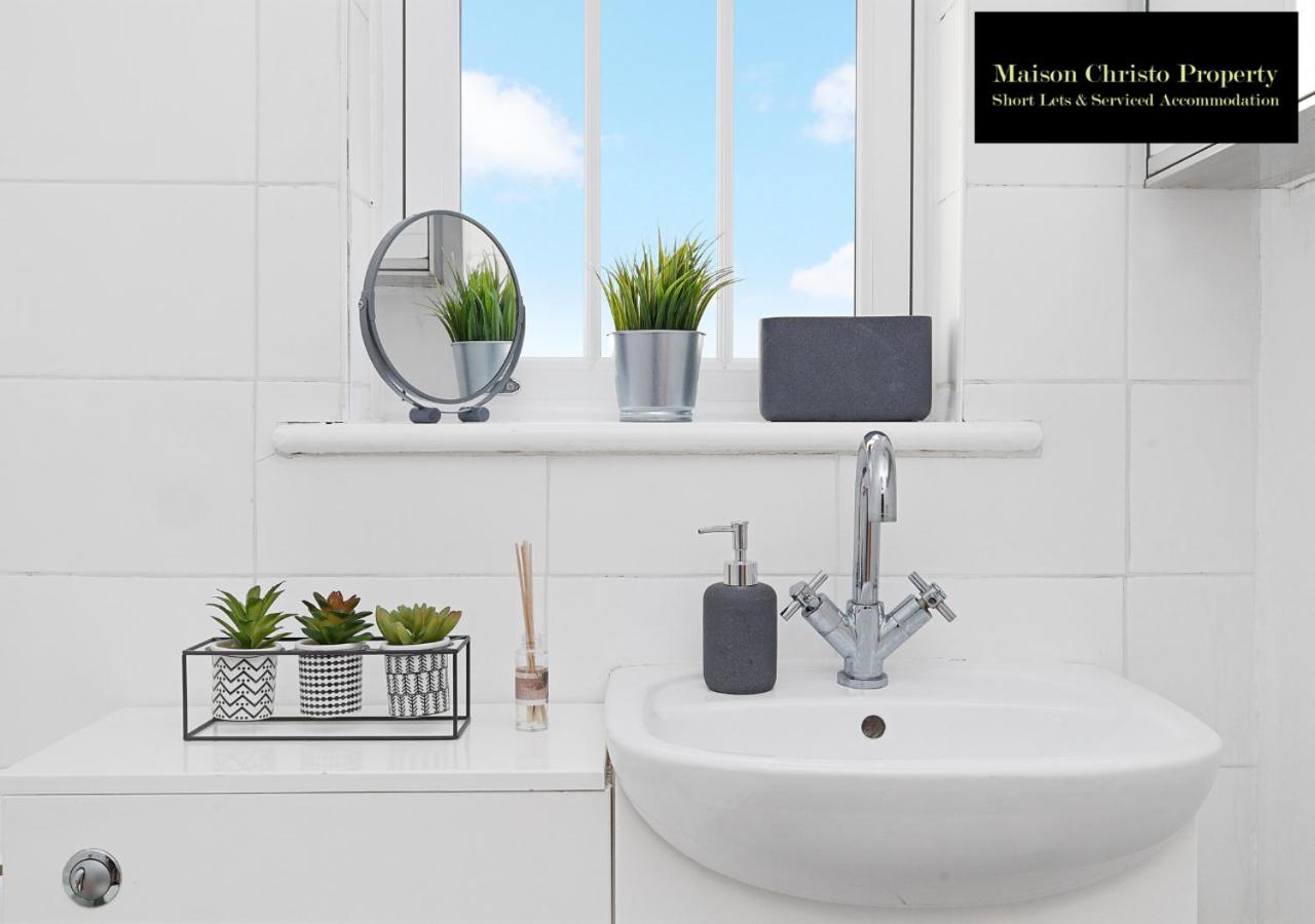 Kirkwall 1Bedroom Apt Sleeps 4 with Wifi & Lesiure By Maison Christo Property Short Lets & Serviced Accommodation