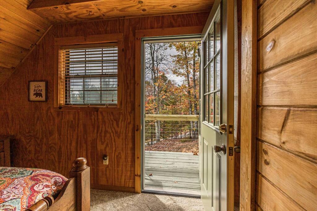 STUNNING MTN and LAKE VIEWS! HOT TUB! FIREPIT! SLEEPS 11 4BR 3BA Close to Bryson City
