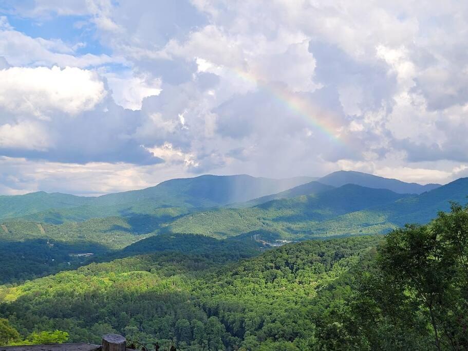 STUNNING MTN and LAKE VIEWS! HOT TUB! FIREPIT! SLEEPS 11 4BR 3BA Close to Bryson City