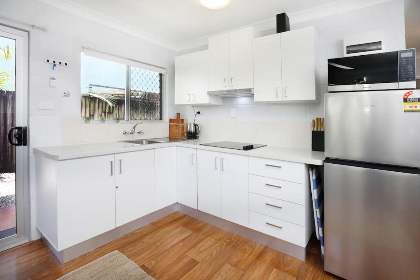 Budget-Friendly 1BR | Easy Access to Cairns City view 2