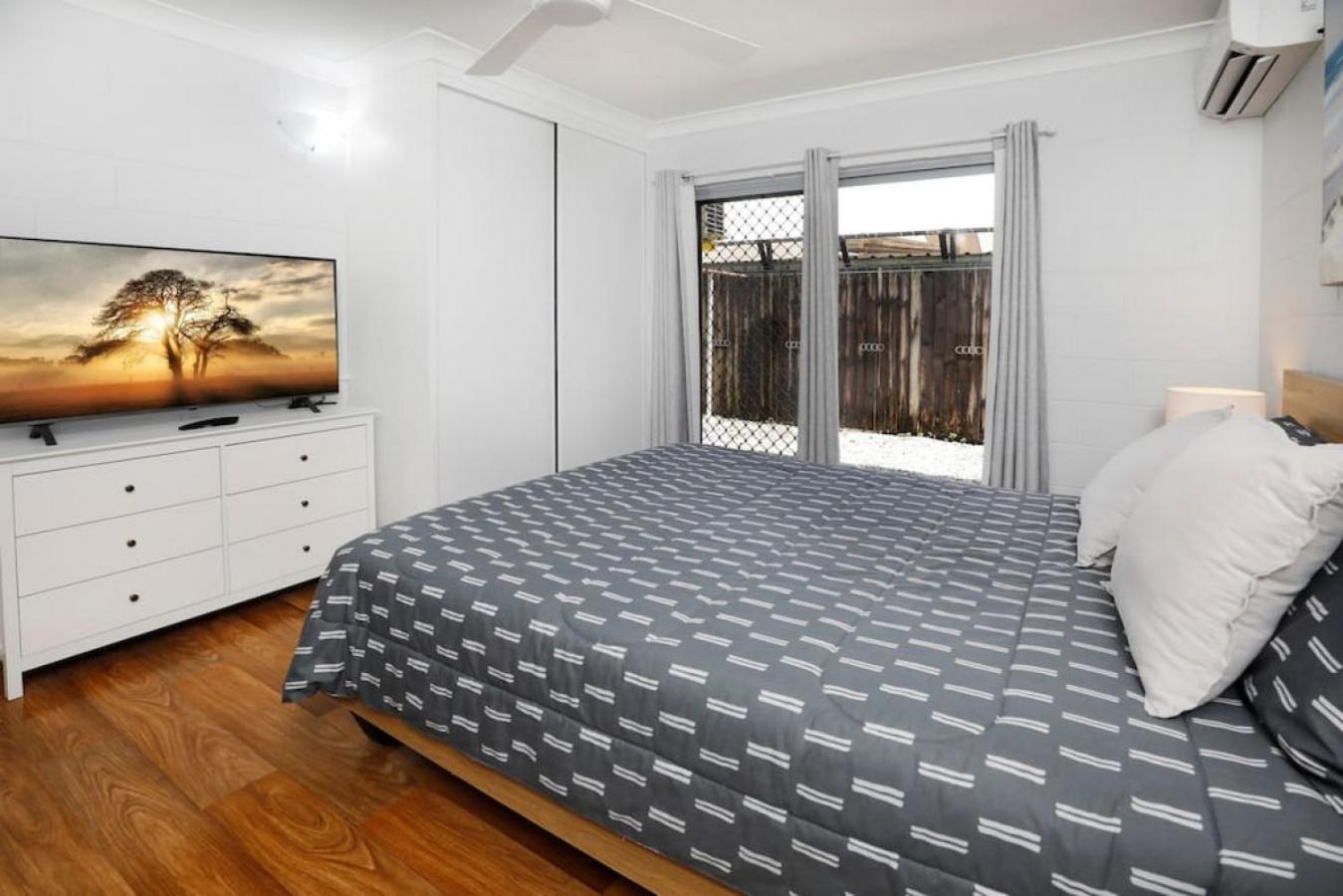 Budget-Friendly 1BR | Easy Access to Cairns City view 3