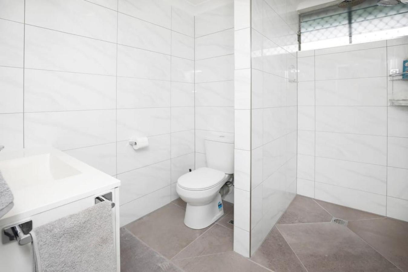 Budget-Friendly 1BR | Easy Access to Cairns City view 4