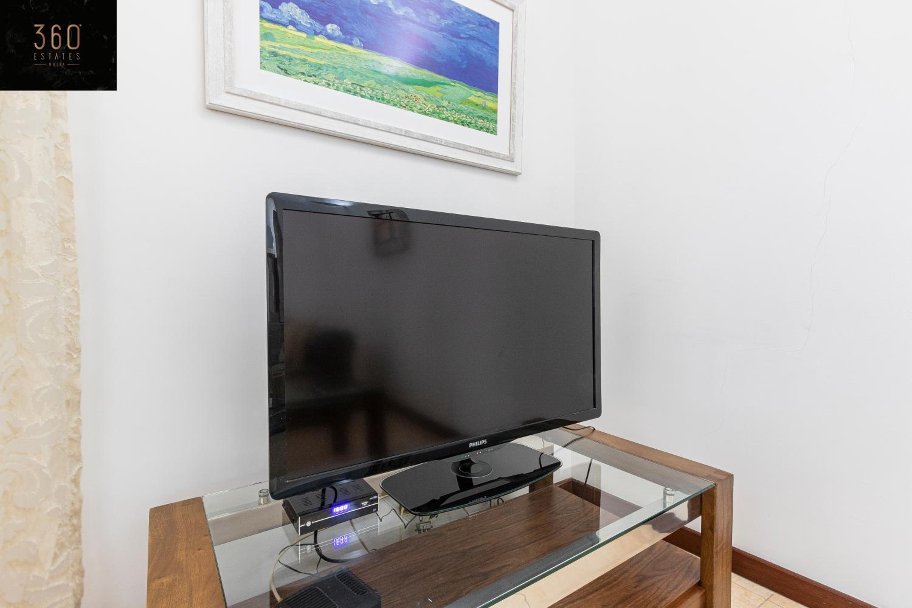 Seafront - Top Location, Top floor with WIFI & AC by 360 Estates view 4