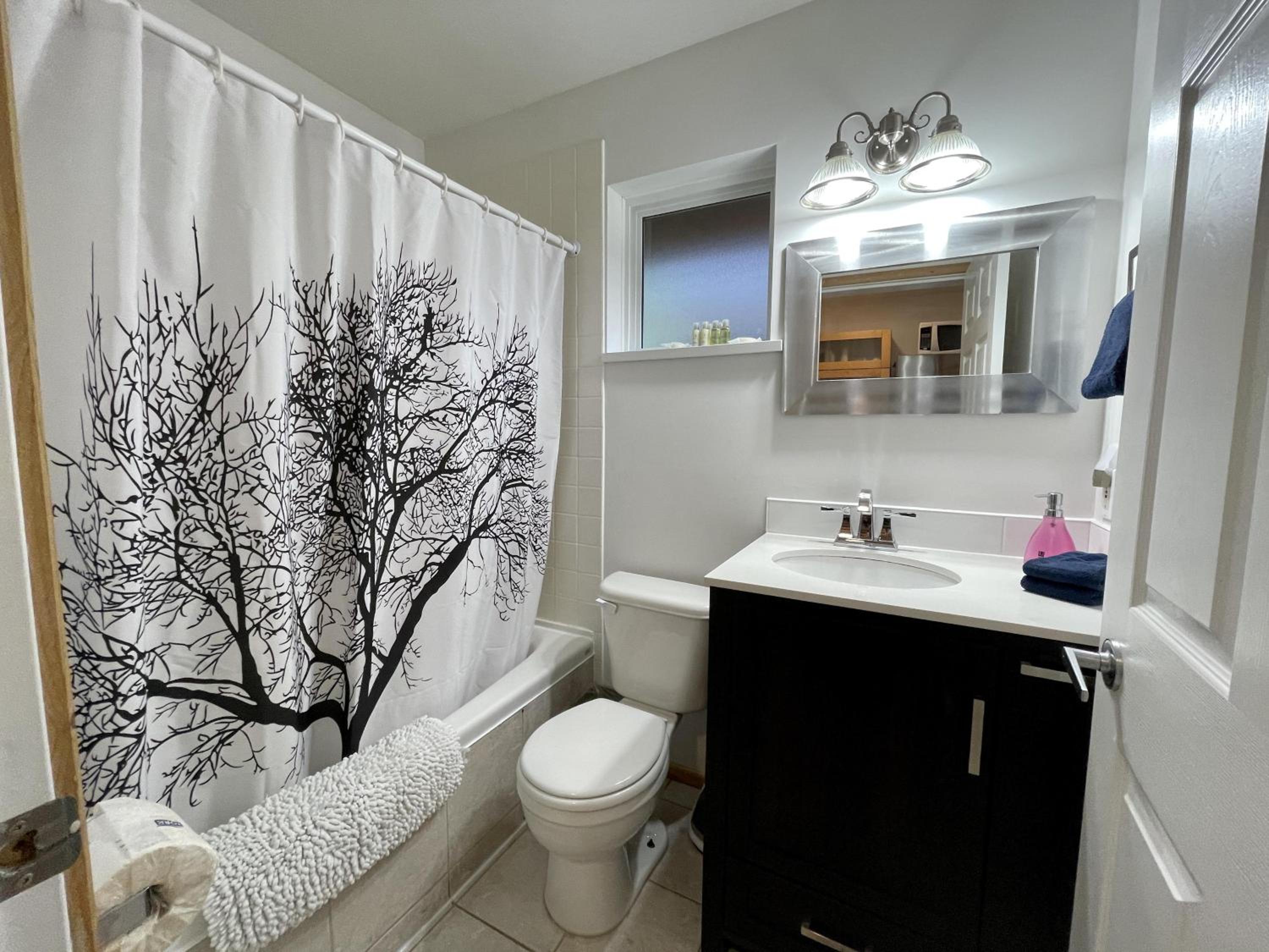 Cozy Cabin Near Walking Trails And Beaches! - Image 3