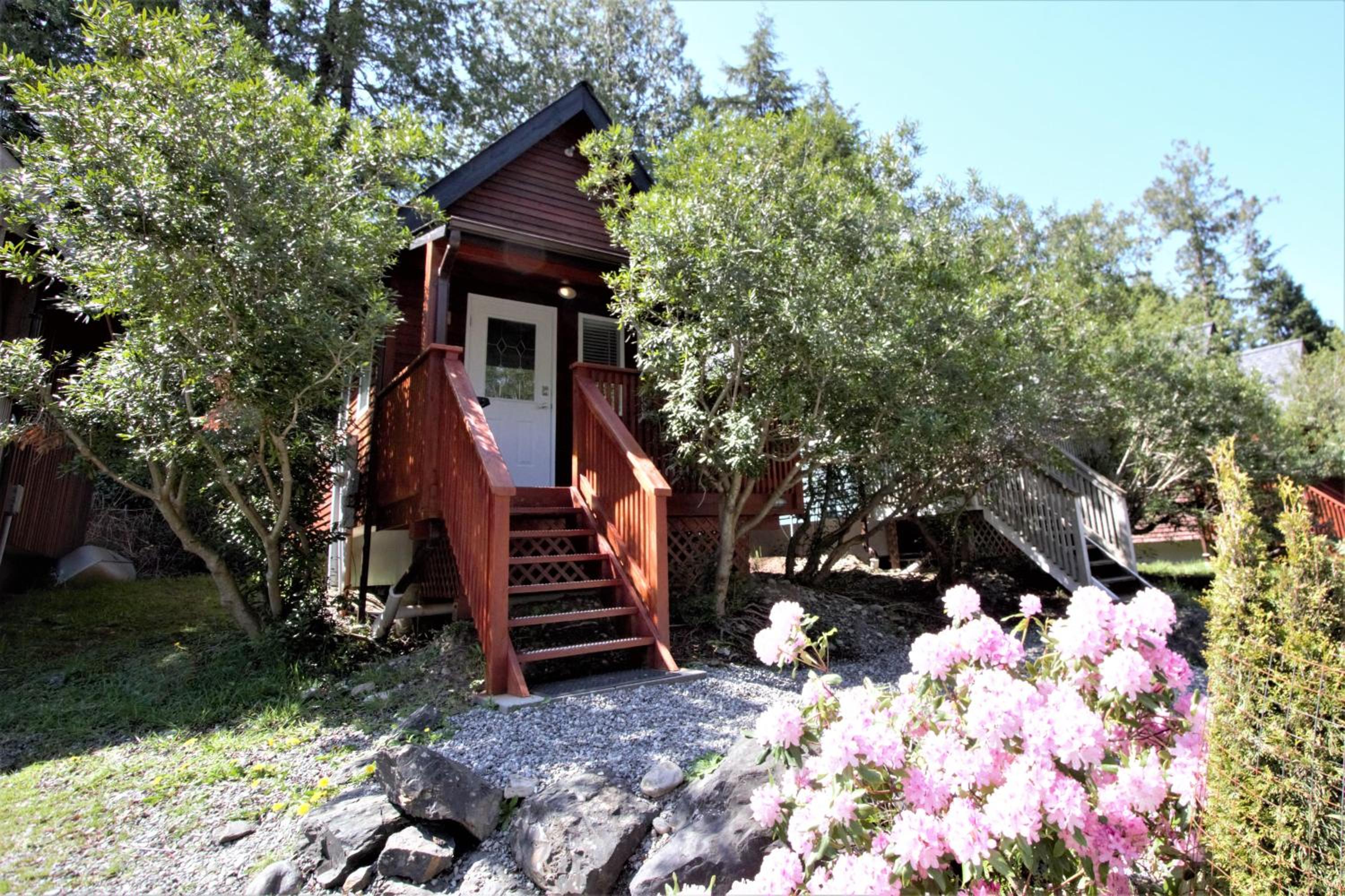 Cozy Cabin Near Walking Trails And Beaches!