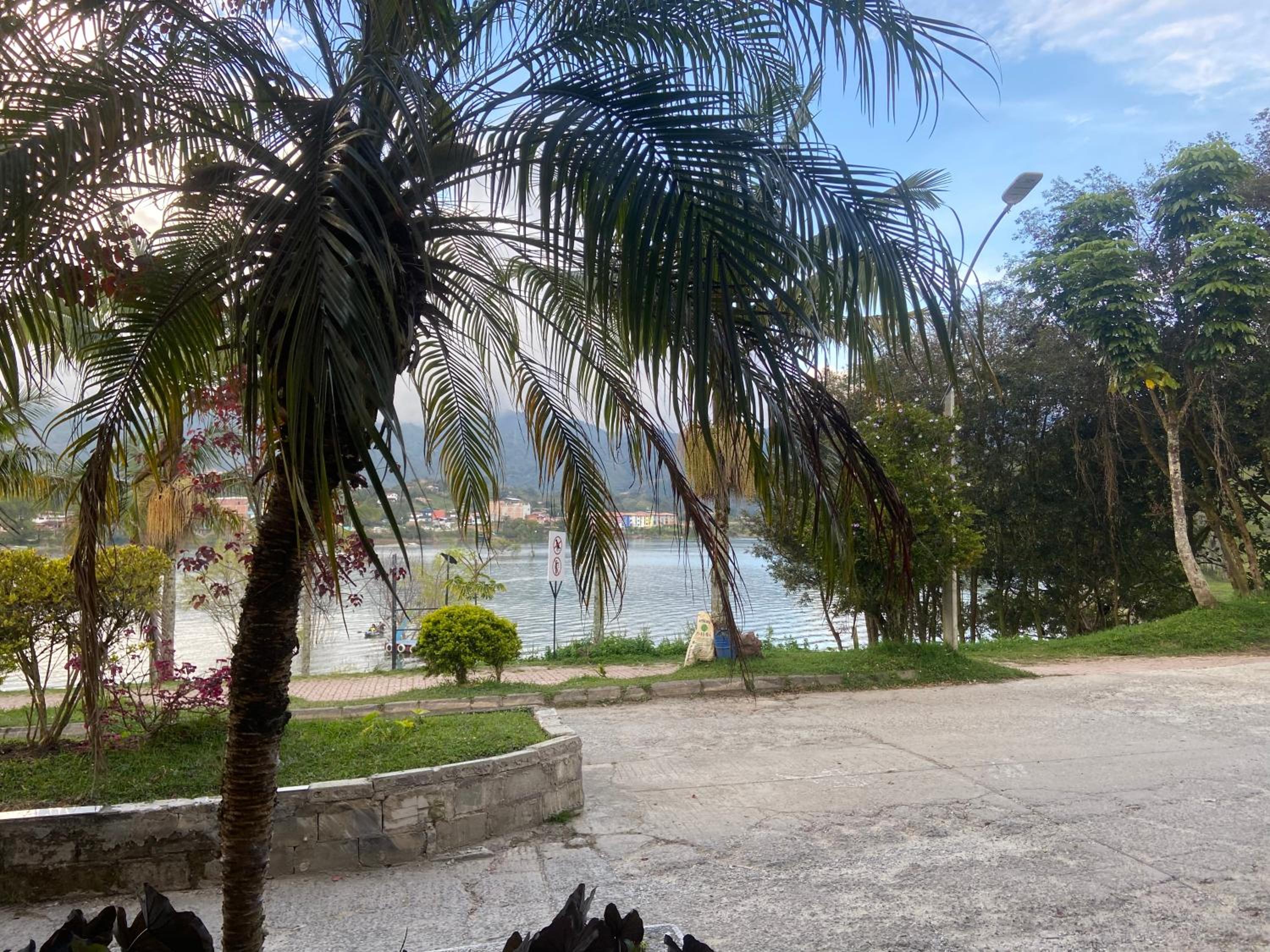 Apartamento con Vista y acceso al lago en Guatape