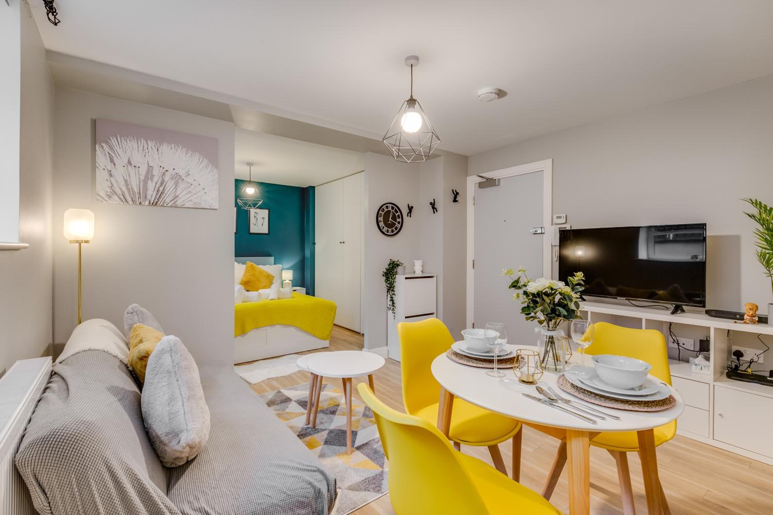 ModernLiving Stevenage 1 Bedroom Apartment Town Centre Sleeps 4 view 2