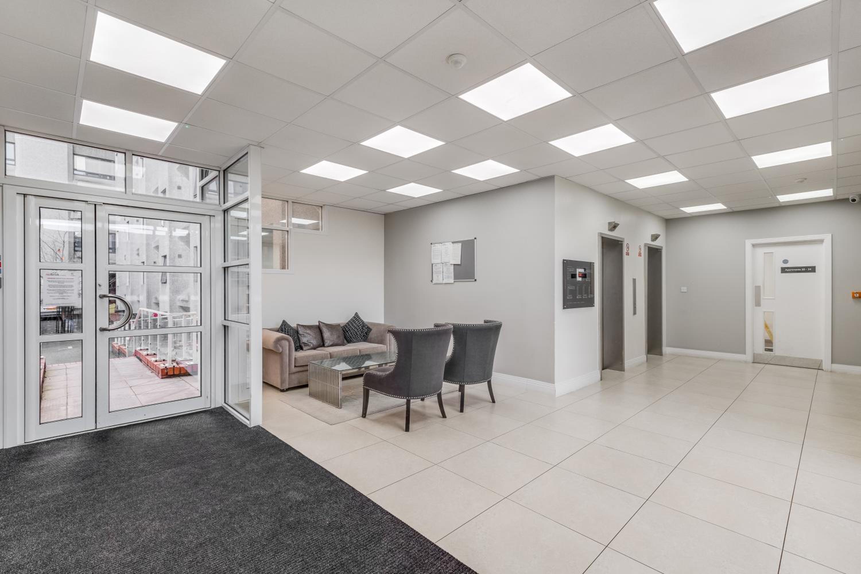 ModernLiving Stevenage 1 Bedroom Apartment Town Centre Sleeps 4 view 5