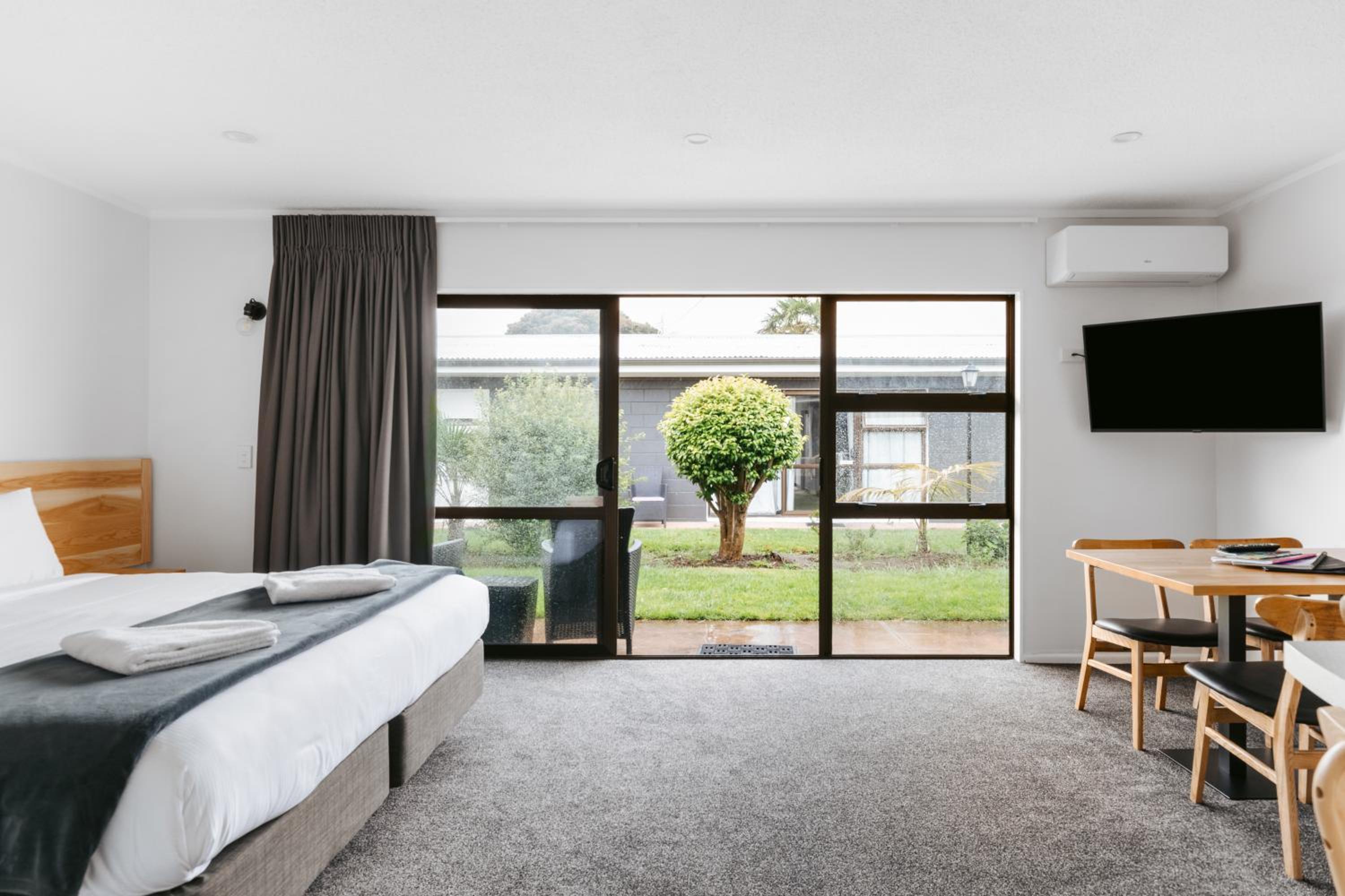 Cobblestone Court Motel - Wenzel Motels view 3