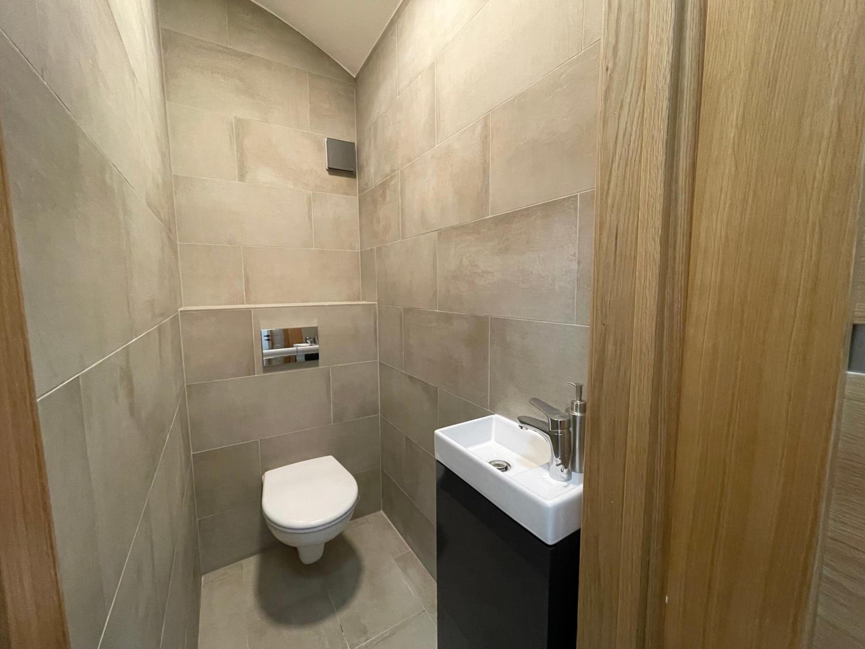 Modern guest house in city center I Room 3 view 5