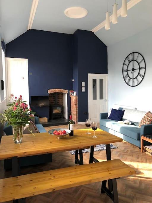 Escape To The Country @ Bron Offa Bach