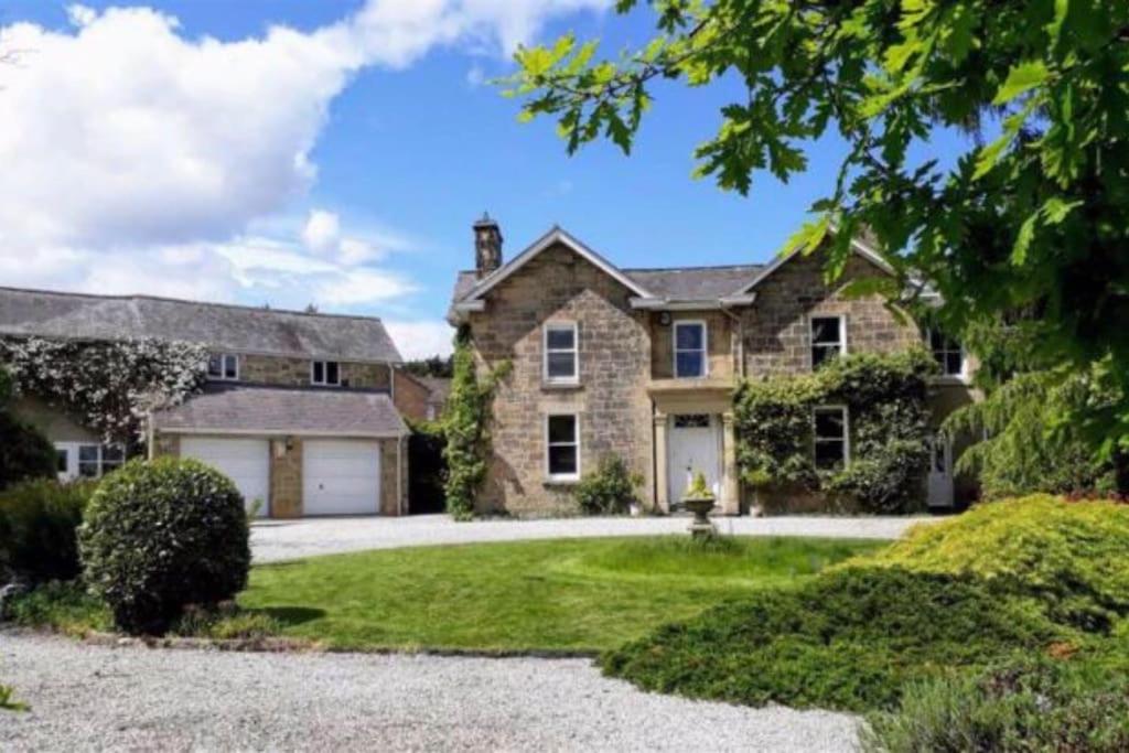 Escape To The Country @ Bron Offa Bach