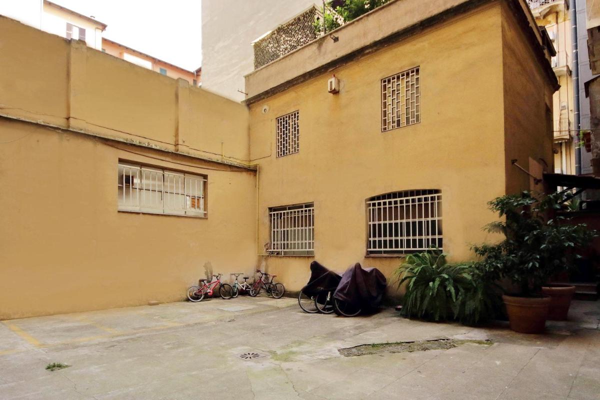 CASTRO PRETORIO SUITE -1st floor of historic mansion with lift, comfortable, baby friendly, bike parking, most quiet and guarded area in front of Officers 