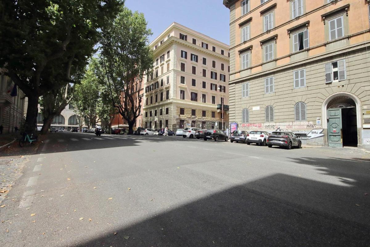 CASTRO PRETORIO SUITE -1st floor of historic mansion with lift, comfortable, baby friendly, bike parking, most quiet and guarded area in front of Officers 