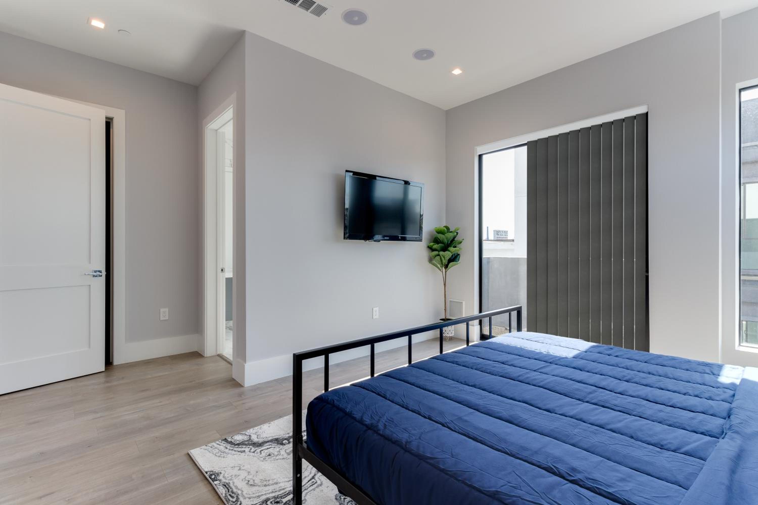 Modern 5 Bedroom Masterpiece With Rooftop Deck