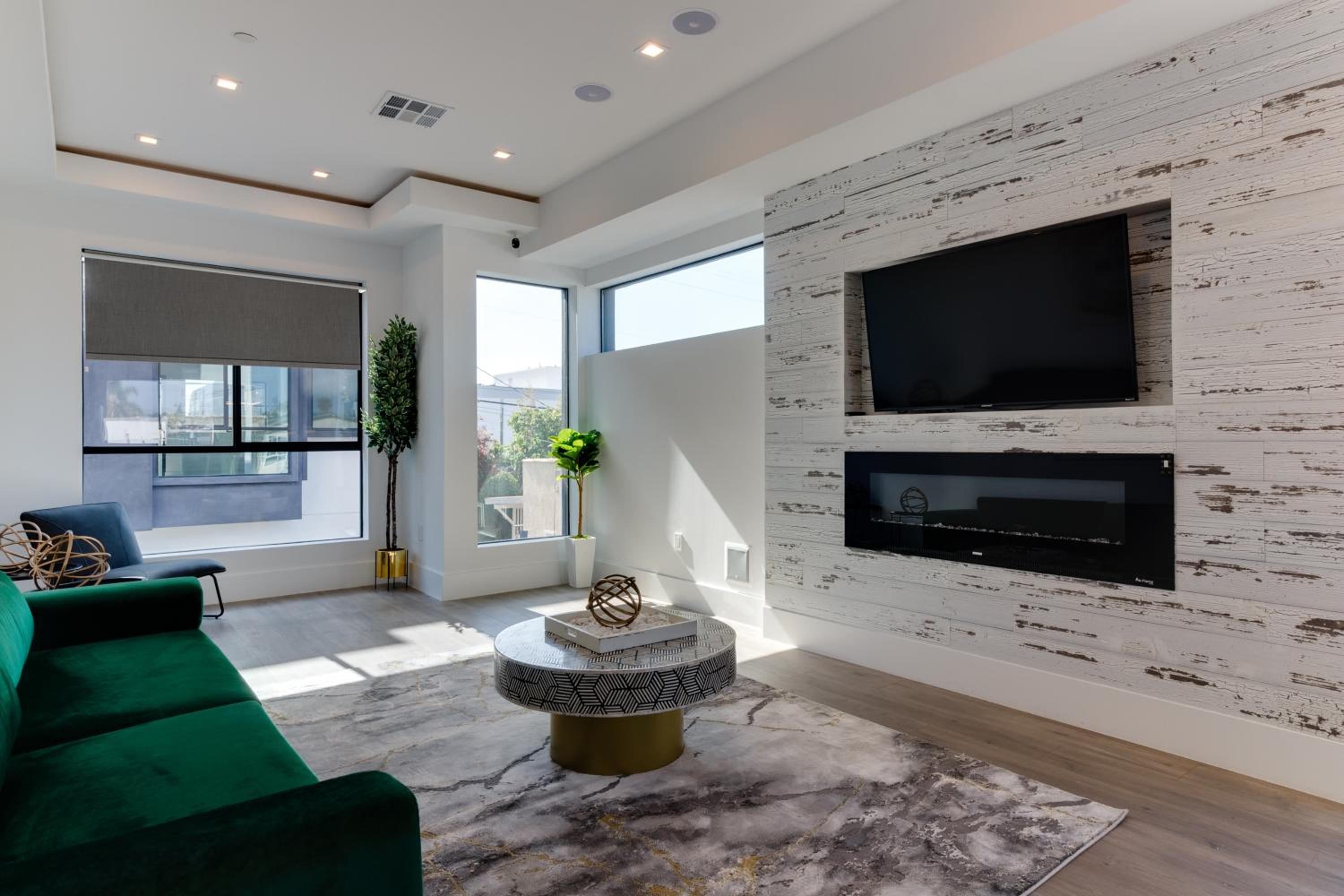 Modern 5 Bedroom Masterpiece With Rooftop Deck