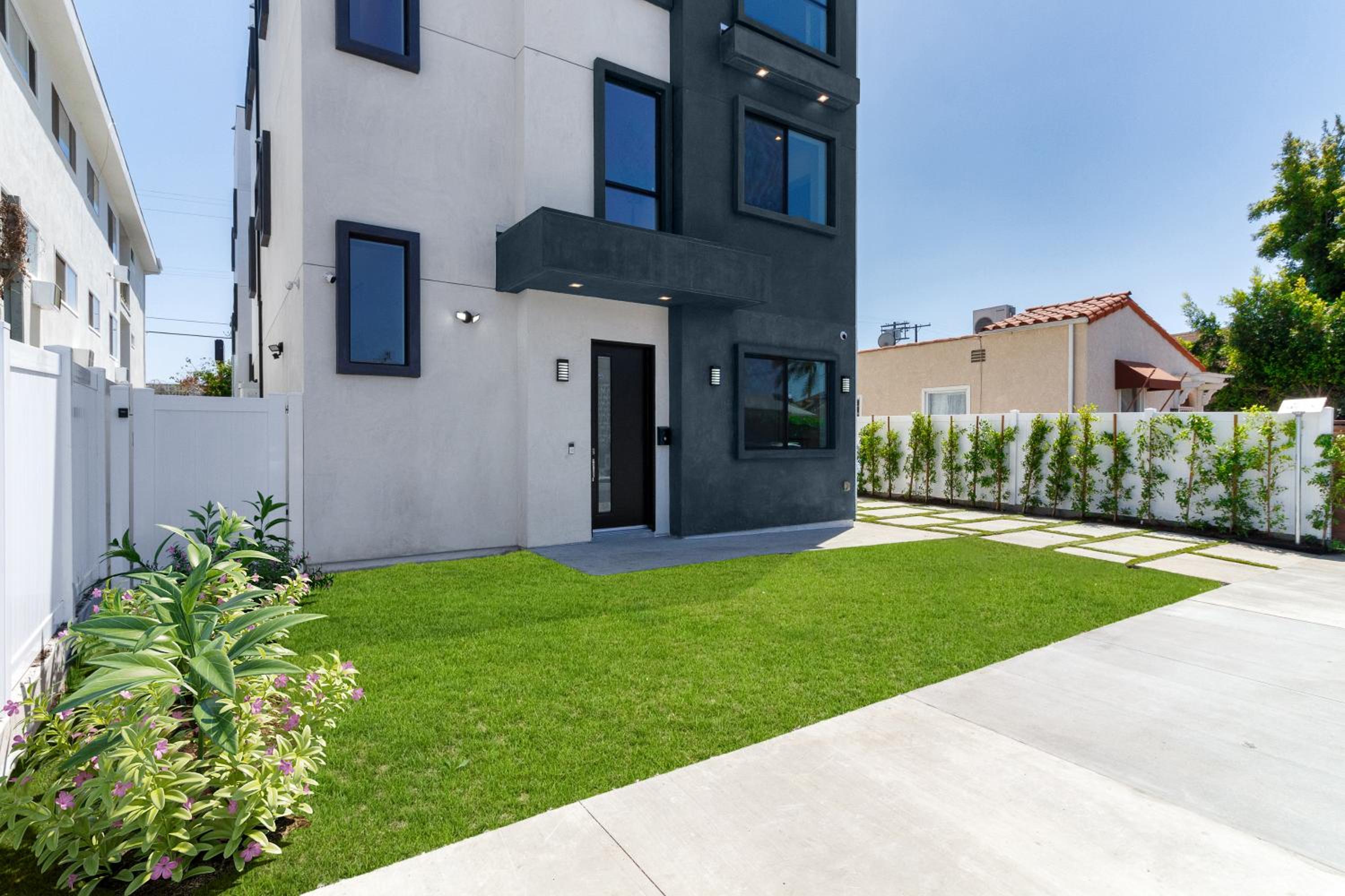 Modern 5 Bedroom Masterpiece With Rooftop Deck