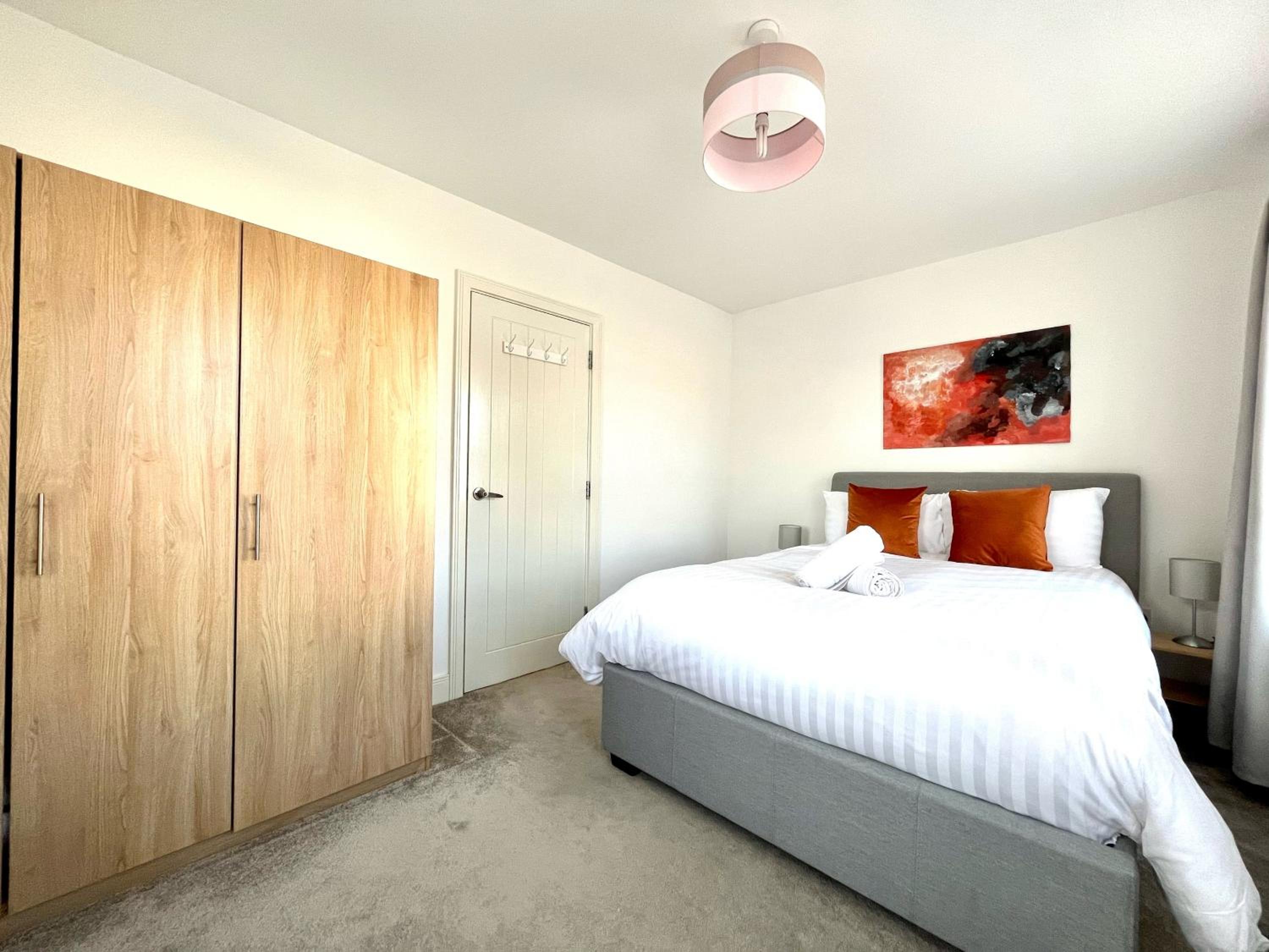 Lovely 4 doubled bedroomed townhouse in Bicester near to Bicester Village view 2