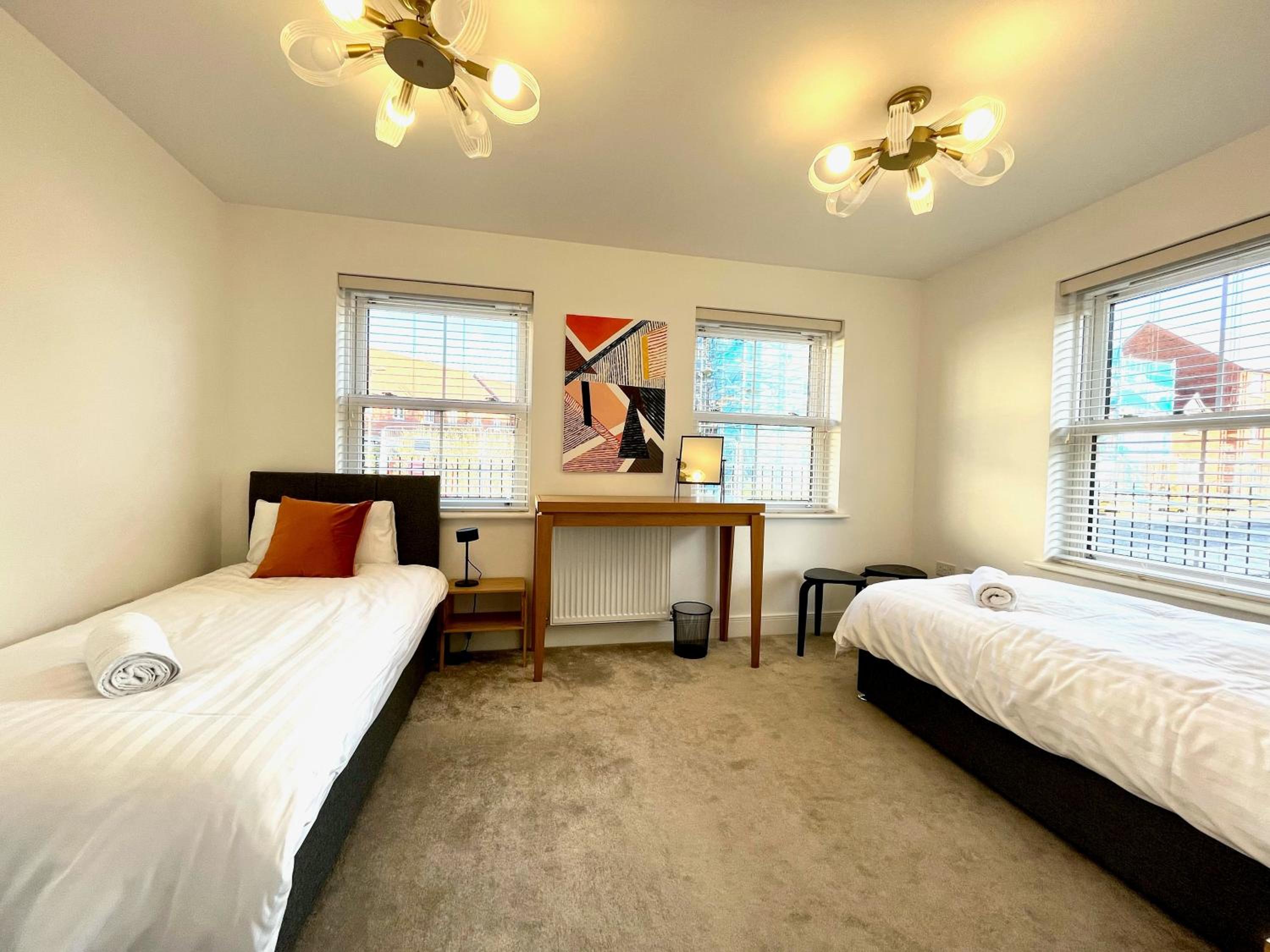 Lovely 4 doubled bedroomed townhouse in Bicester near to Bicester Village view 3