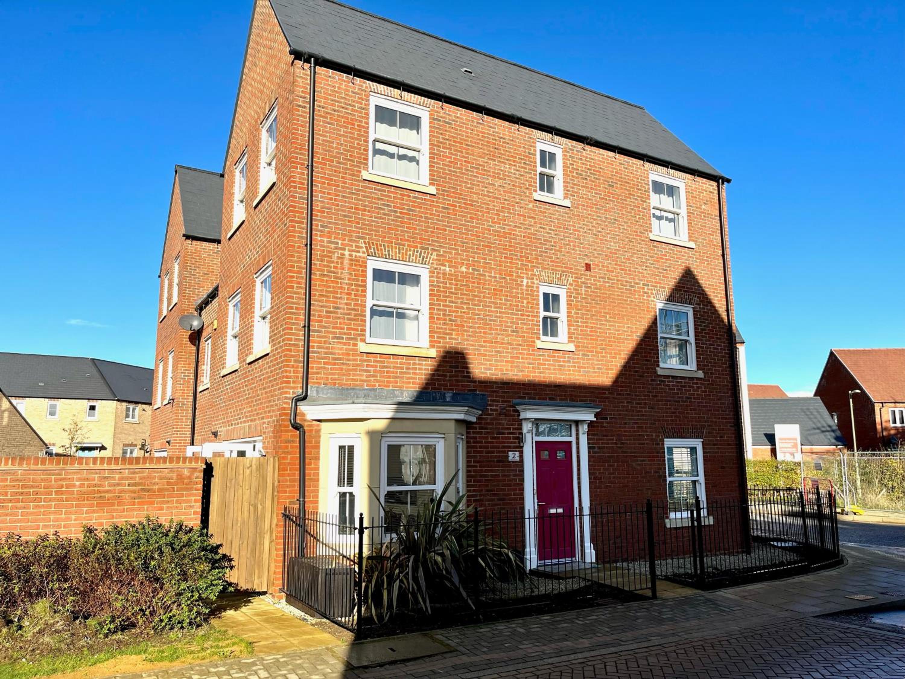 Lovely 4 doubled bedroomed townhouse in Bicester near to Bicester Village view 4