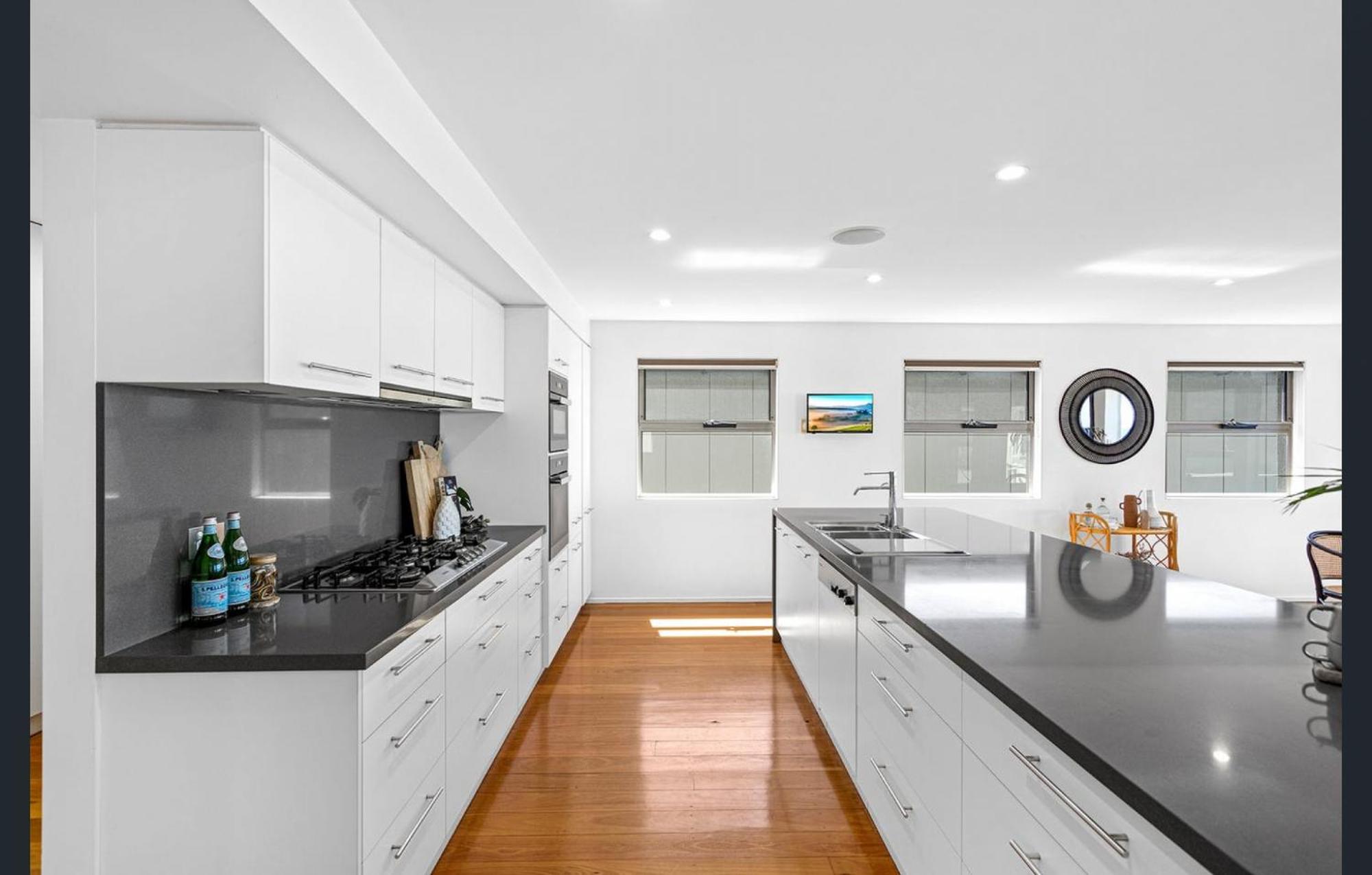 Sea View - Absolute Beachfront Shellharbour