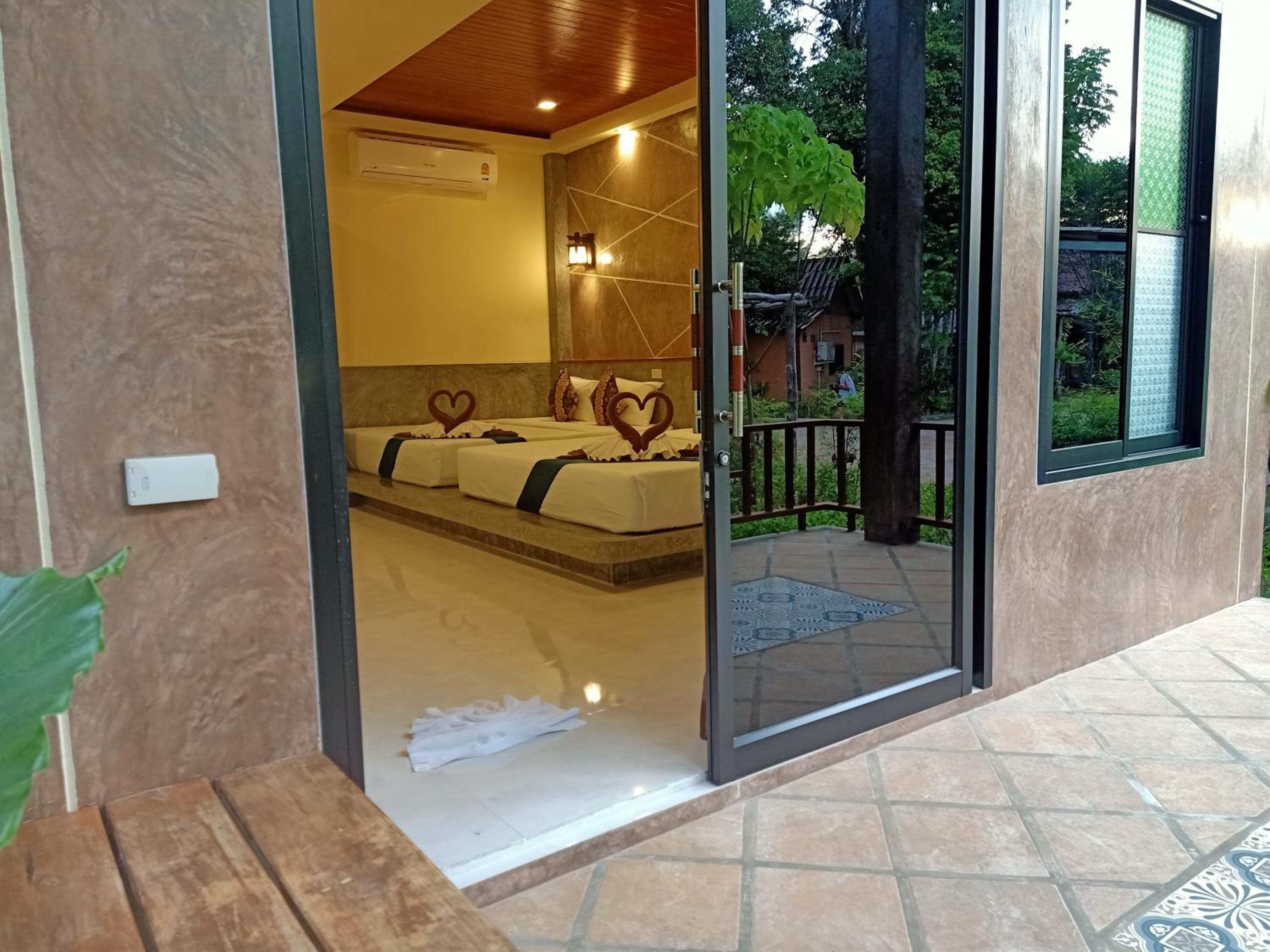 Lanta Pearl Beach Resort - Image 4