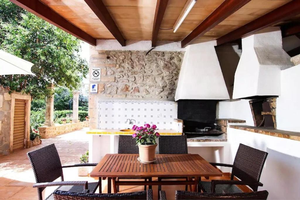 Lovely mallorquin farmhouse in Pollensa by Renthousing