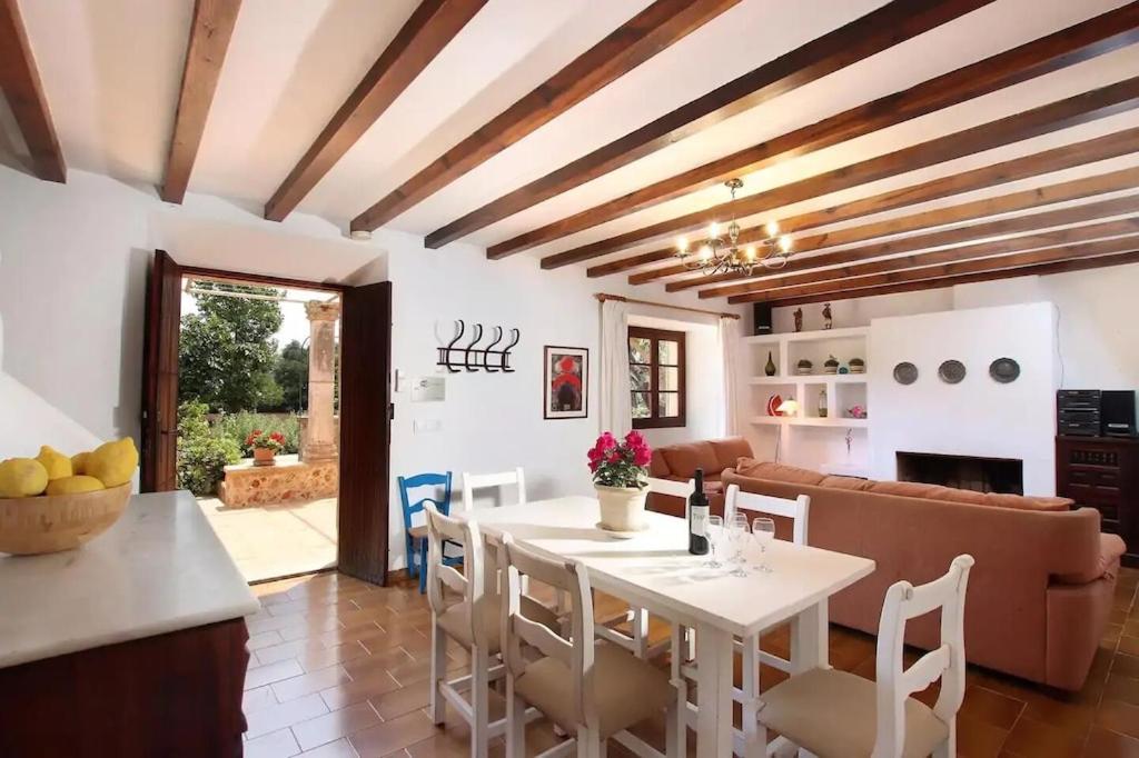 Lovely mallorquin farmhouse in Pollensa by Renthousing