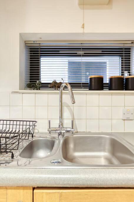 Edinburgh Vacations - Amazing Location!In heart of the City. 2BR  Cot - Property Image 2