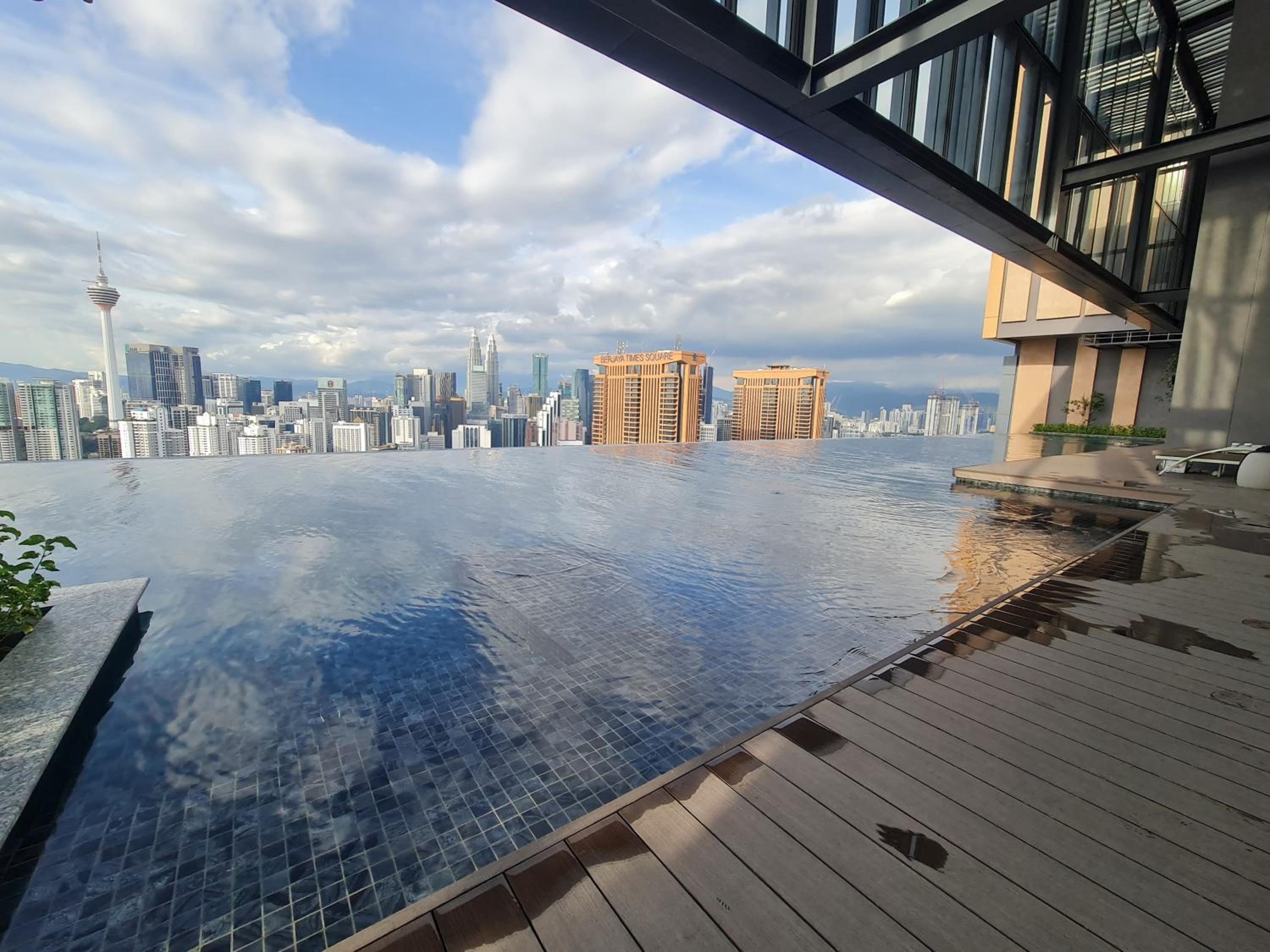 Lucentia Residence World Class Facilities Apartment Infinity Pool Stunning View
