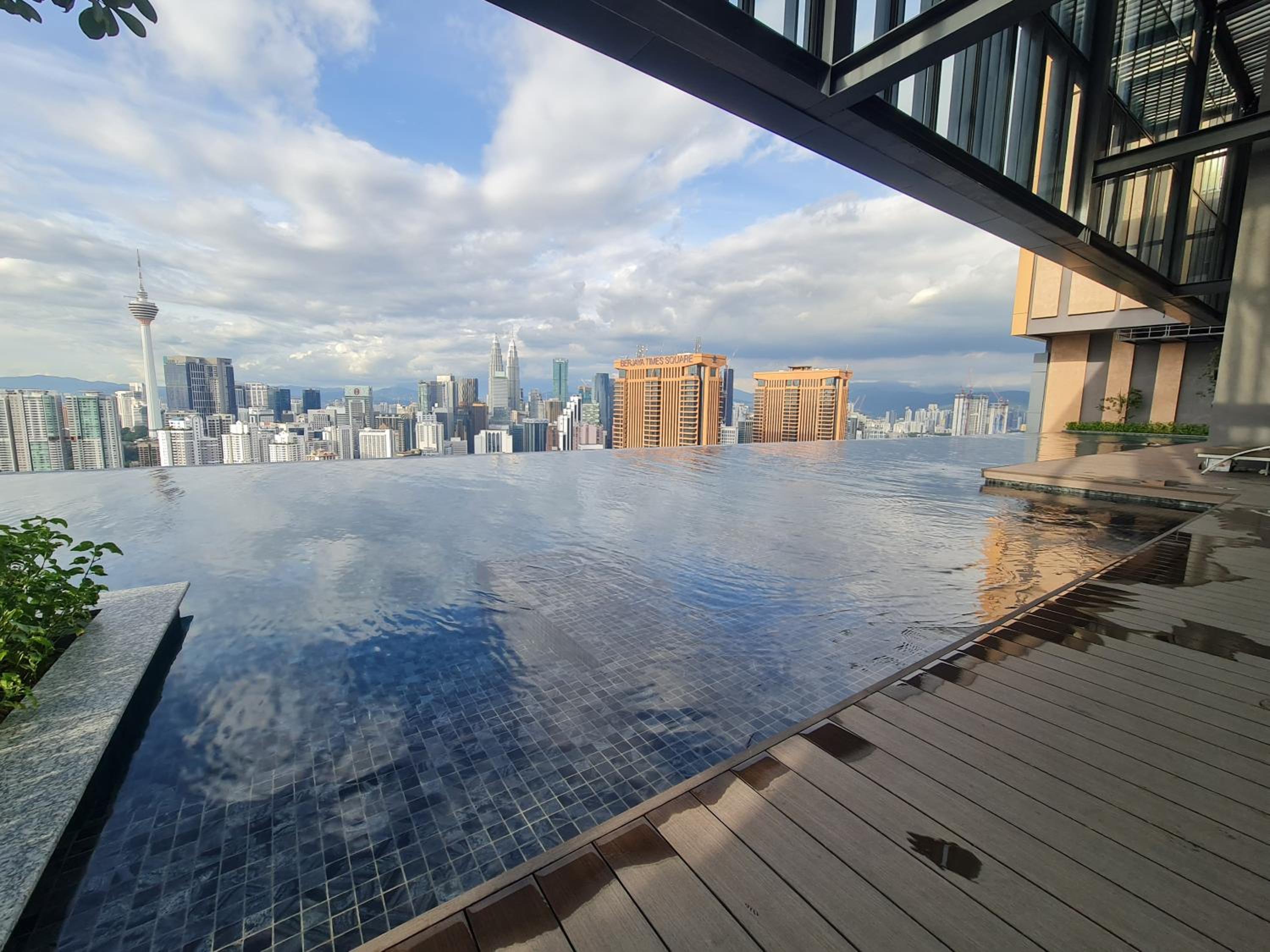 Lucentia Residence World Class Facilities Apartment Infinity Pool Stunning View