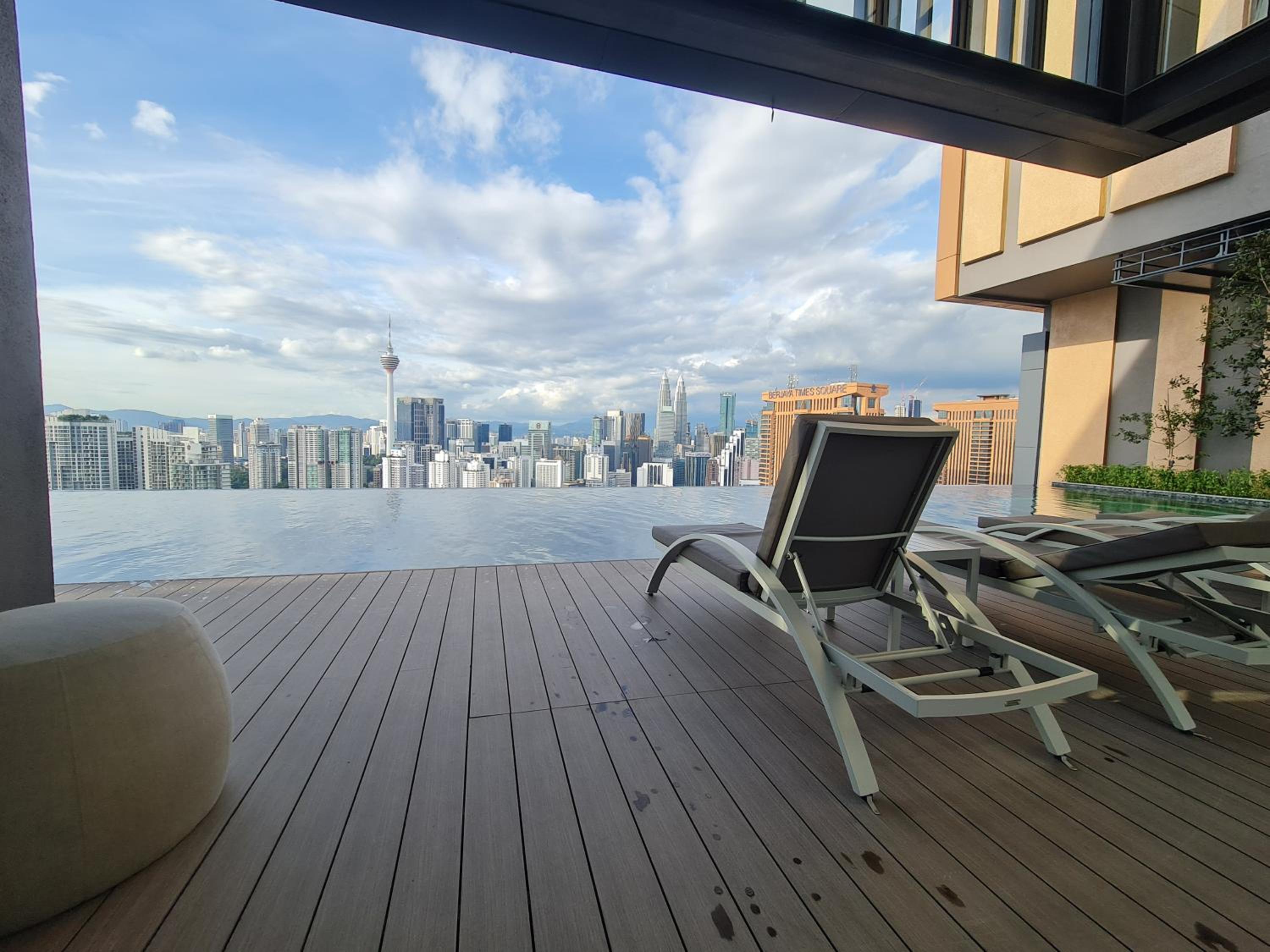 Lucentia Residence World Class Facilities Apartment Infinity Pool Stunning View