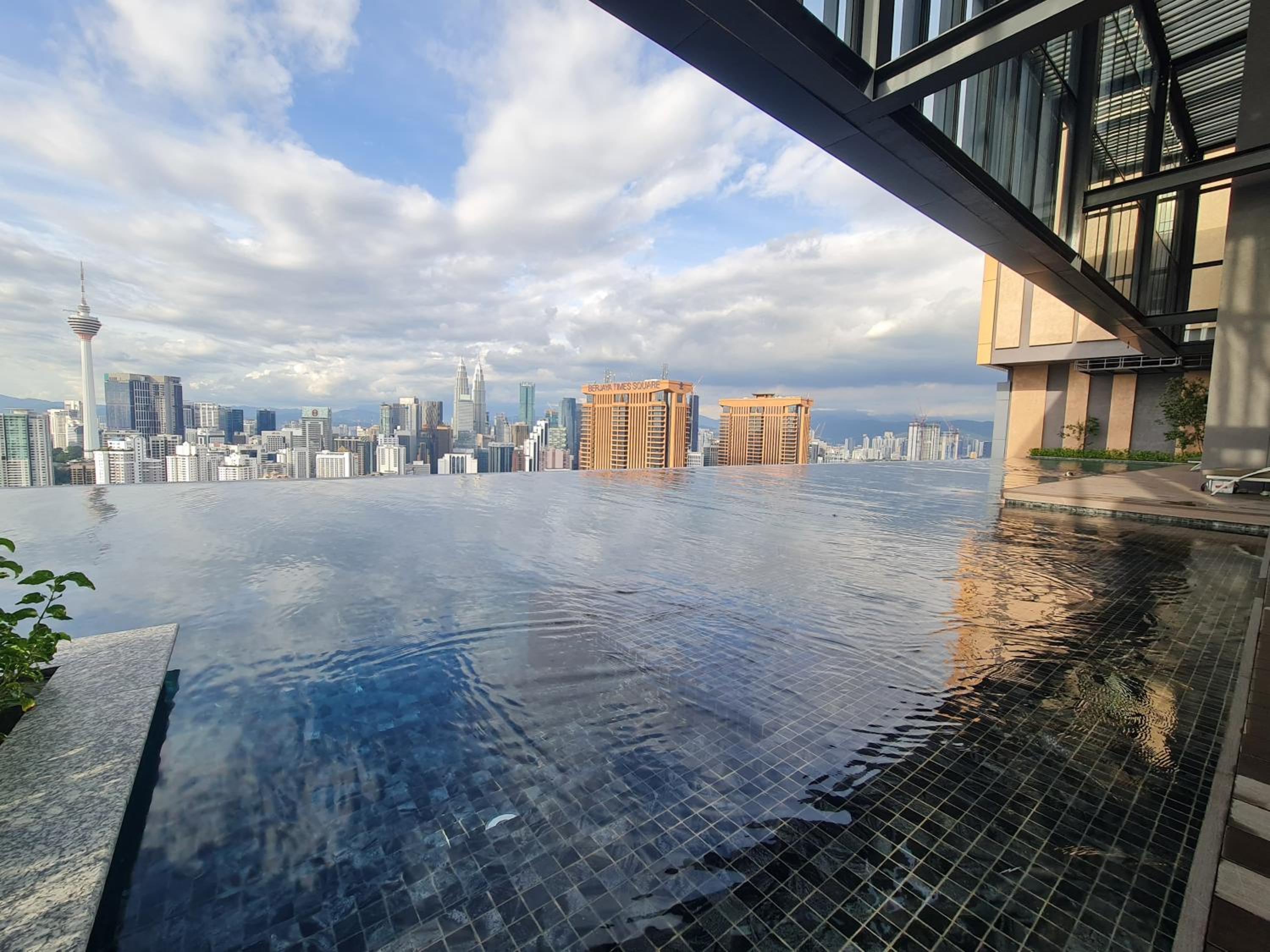 Lucentia Residence World Class Facilities Apartment Infinity Pool Stunning View
