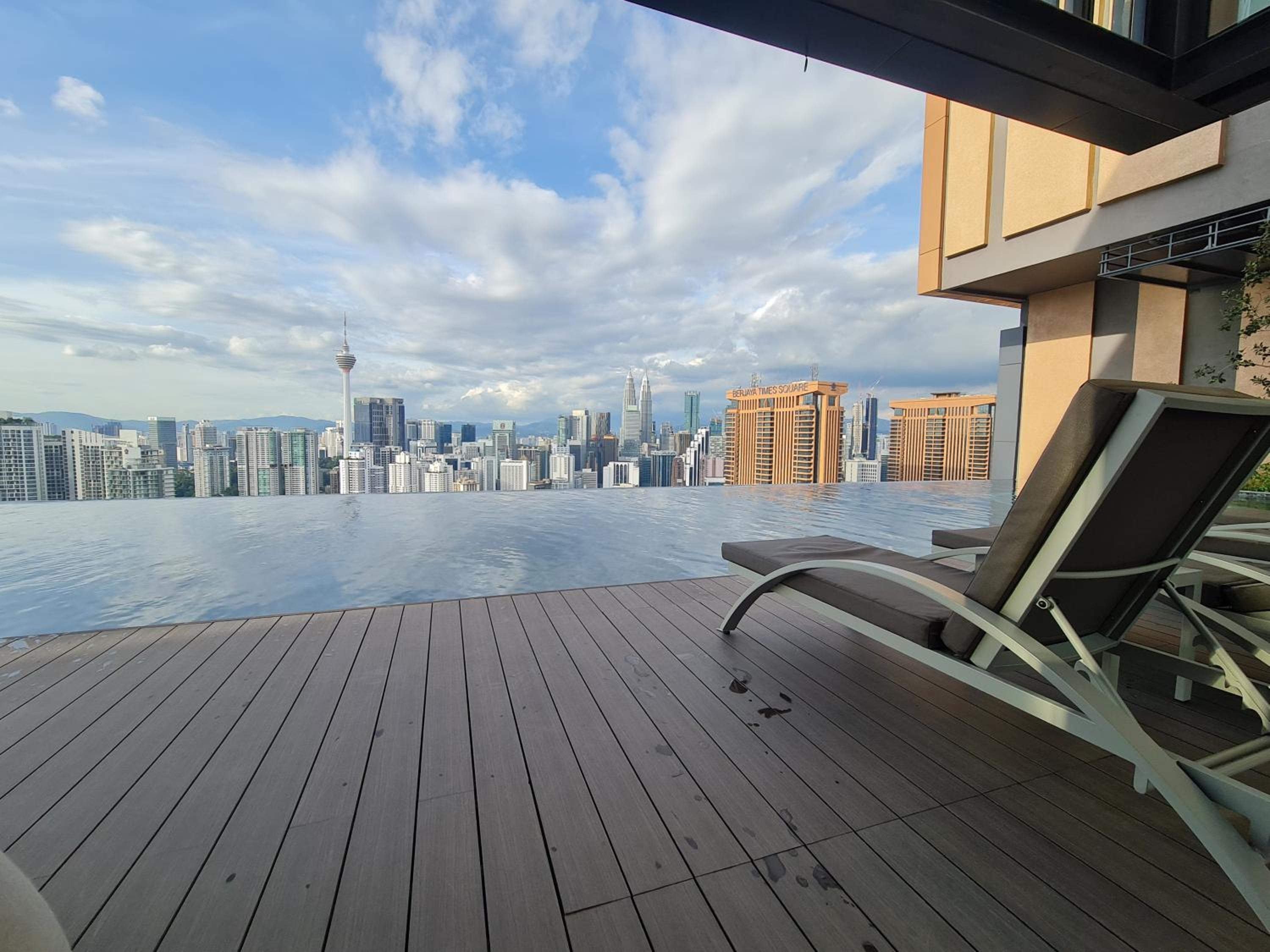 Lucentia Residence World Class Facilities Apartment Infinity Pool Stunning View
