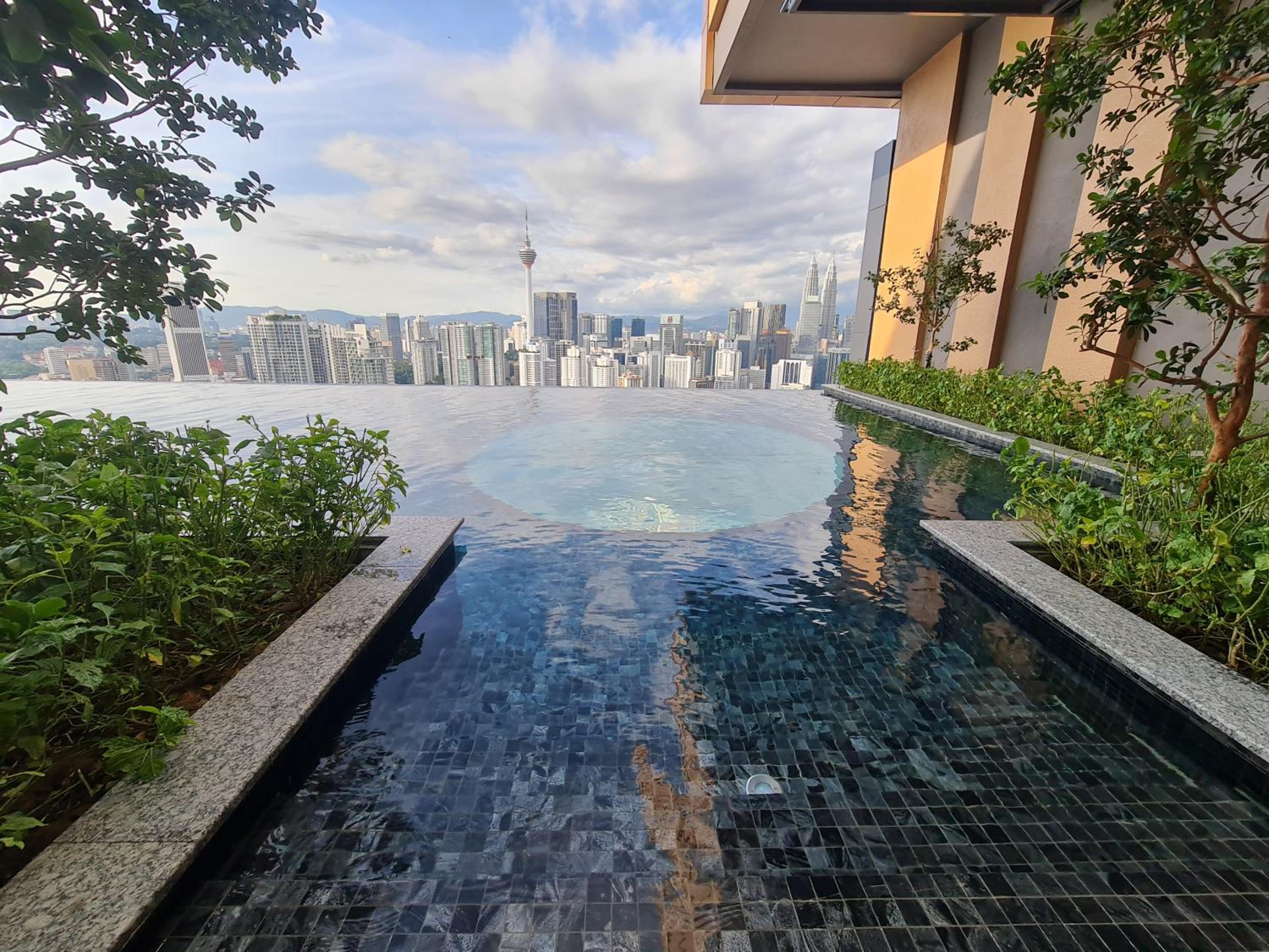 Lucentia Residence World Class Facilities Apartment Infinity Pool Stunning View
